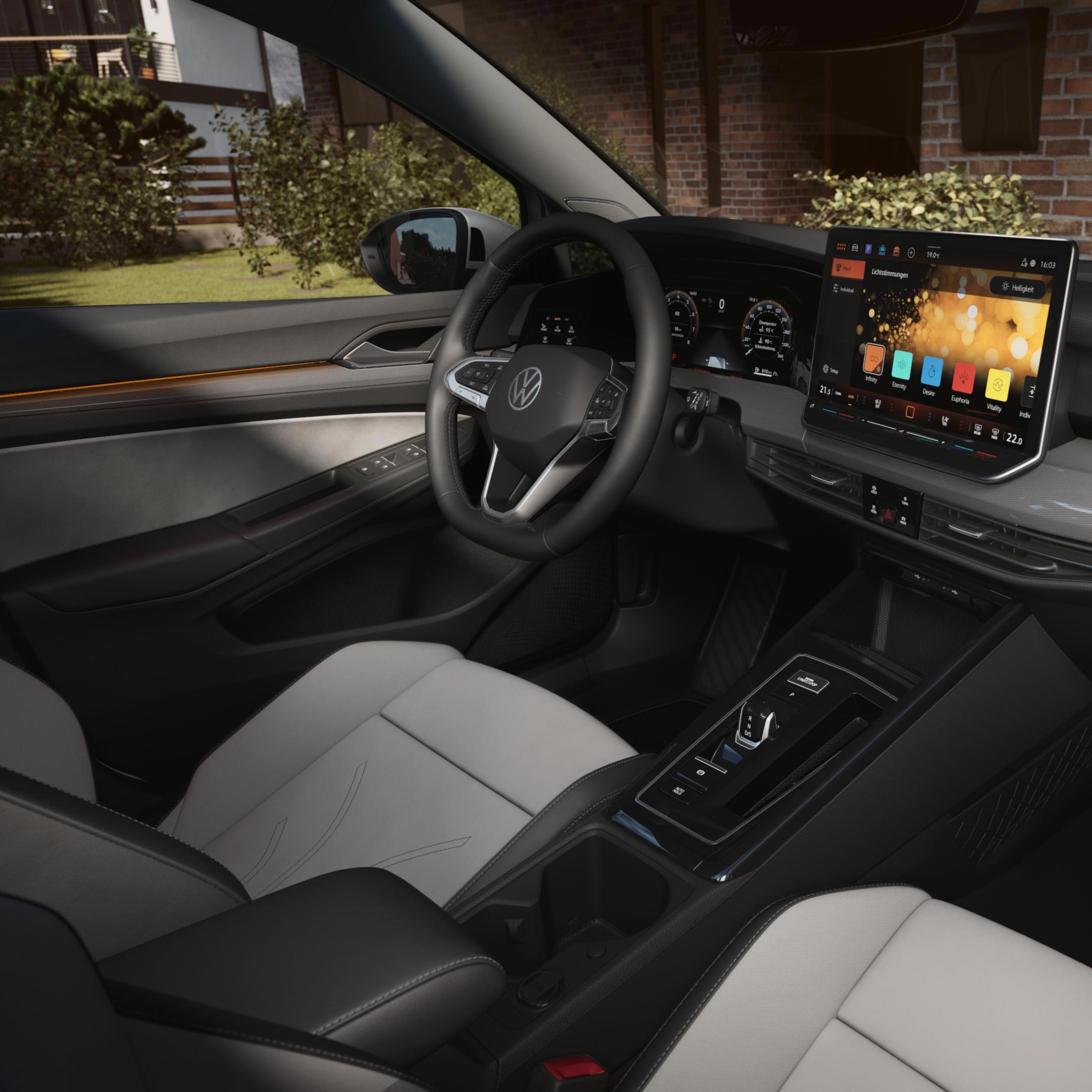 Lenkrad, Digital Cockpit, Ambientebeleuchtung, Sitze und Infotainment des VW Golf Variant