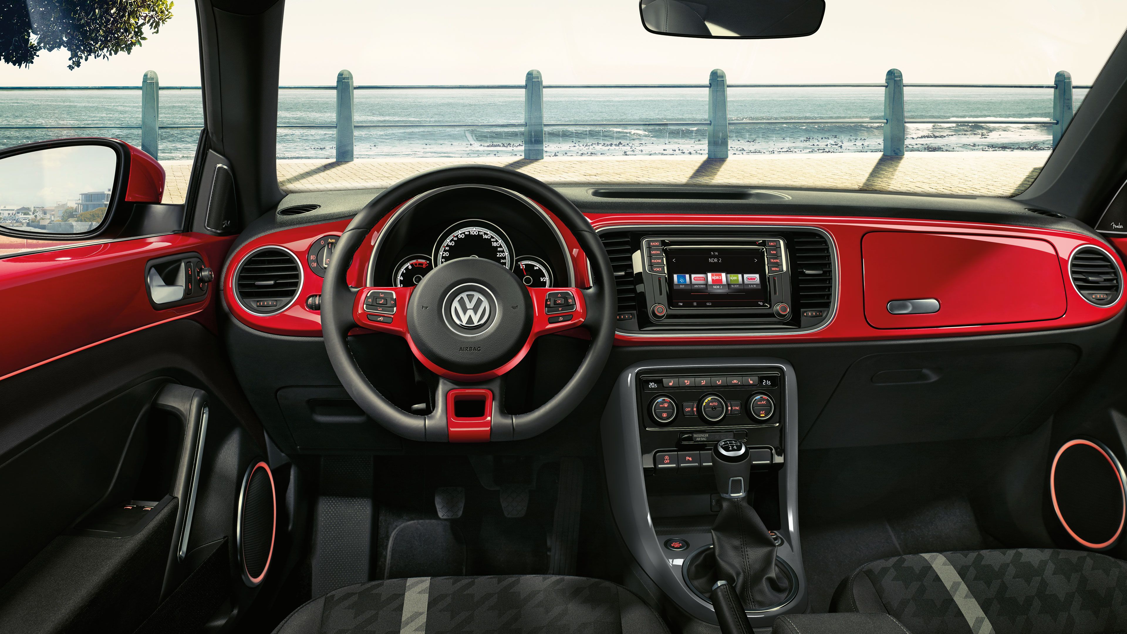 VW Beetle Interieur und Cockpit rot und schwarz