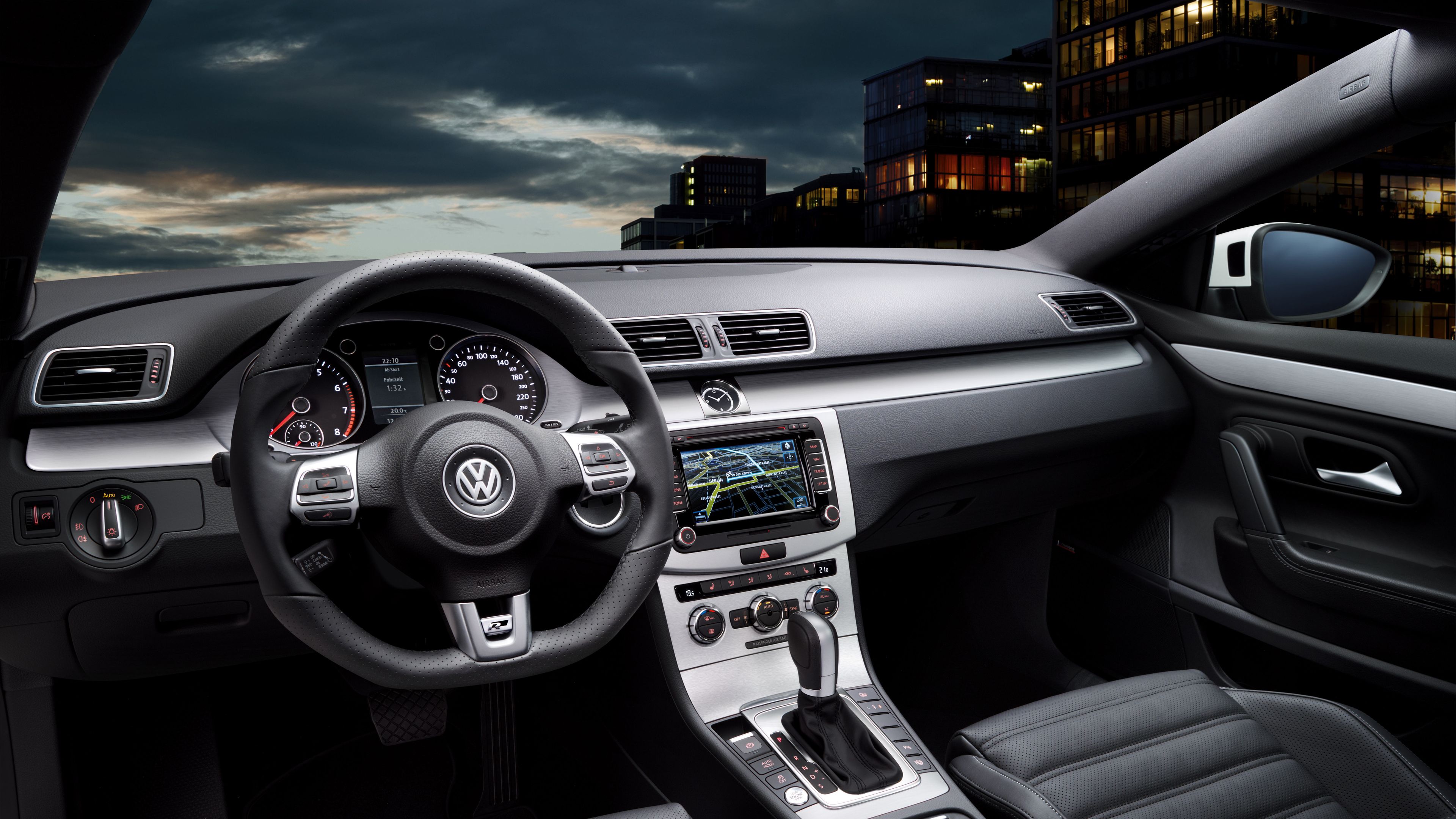 Zu sehen ist das Cockpit eines Volkswagen CC R-Line