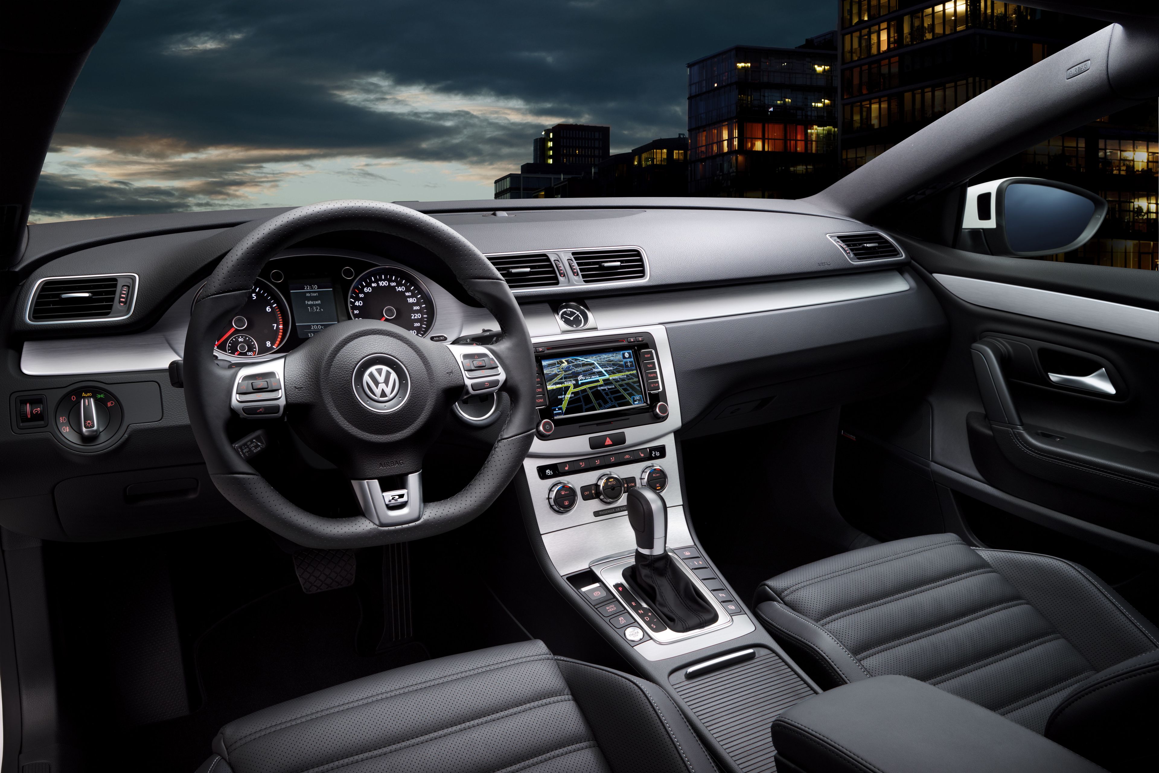 Zu sehen ist das Cockpit eines Volkswagen CC R-Line