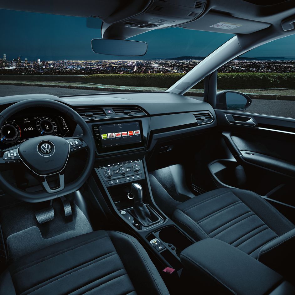 Interieur des VW Touran mit Ambientebeleuchtung