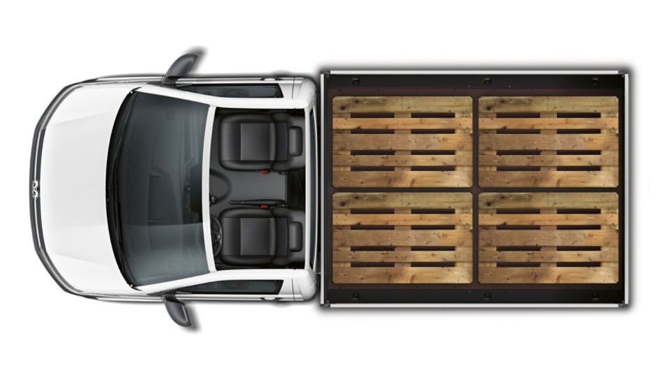 Ein VW Transporter 6.1 Pritschenwagen von oben. Auf der Ladefläche liegen vier Europaletten.