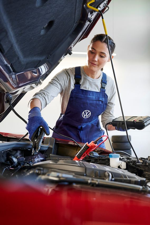 Volkswagen Technikerin bei der „Pickerl“ Begutachtung