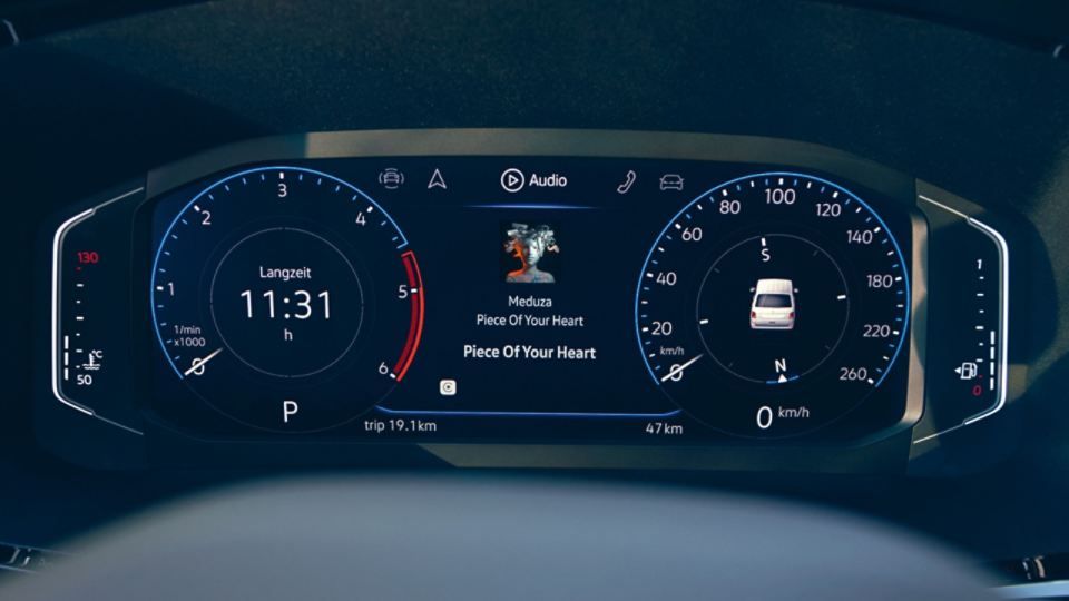 Digital Cockpit des VW Caravelle 6.1 mit Musik-Anzeige