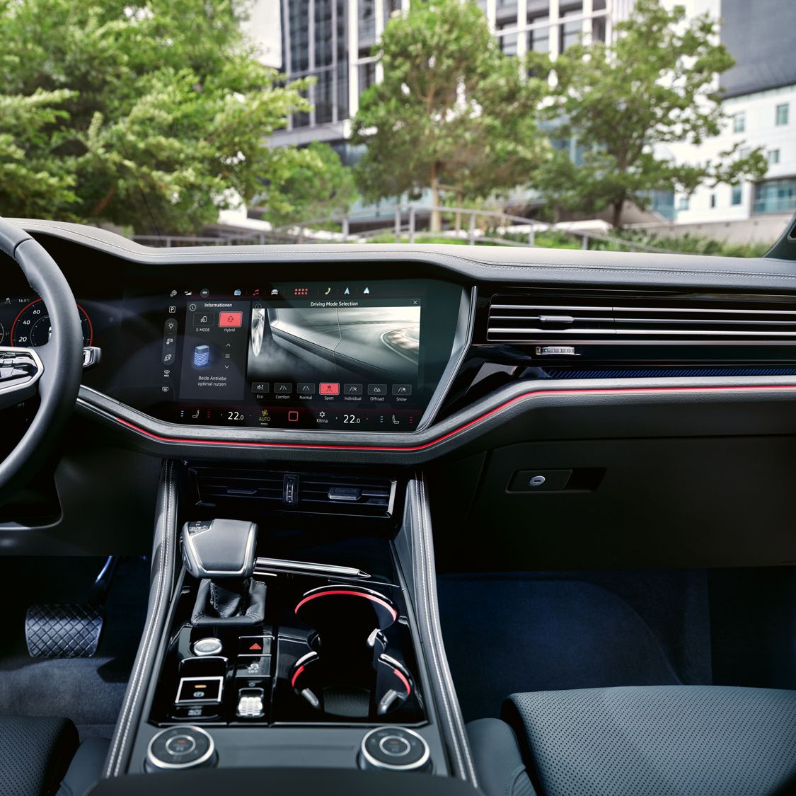Blick auf das Cockpit im VW Touareg Elegance, auf dem Bildschirm ist die Einstellung des Fahrprofils zu sehen.