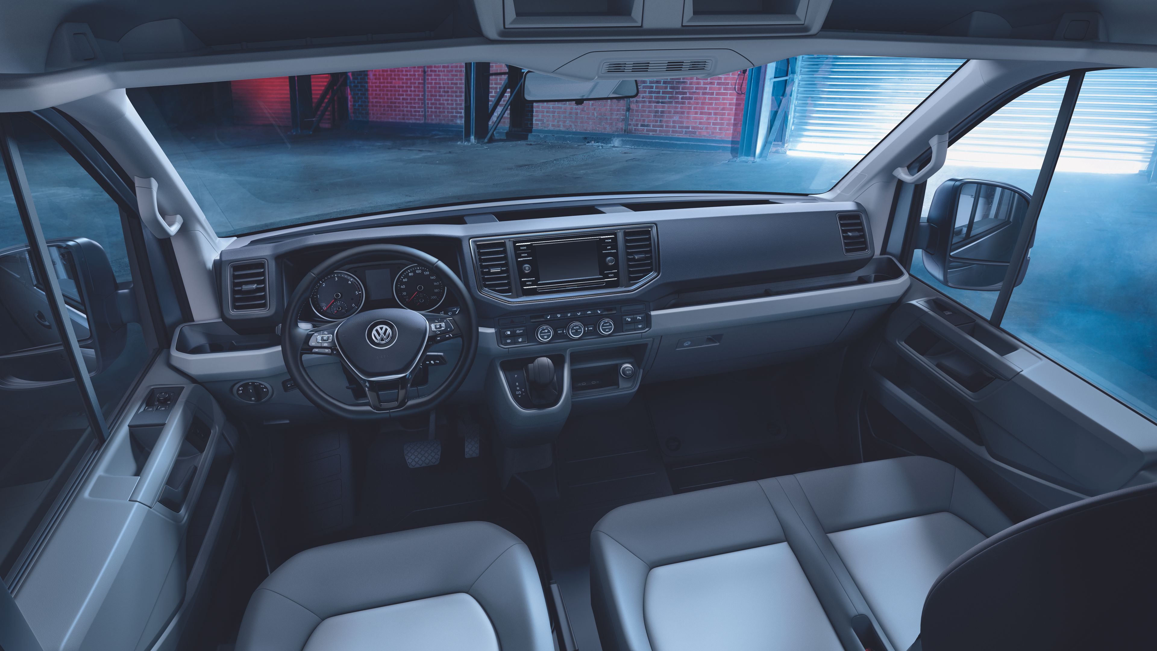Ein Blick in die Fahrerkabine des Volkswagen Nutzfahrzeuge Crafter mit zahlreichen Ablagen und Fächern.
