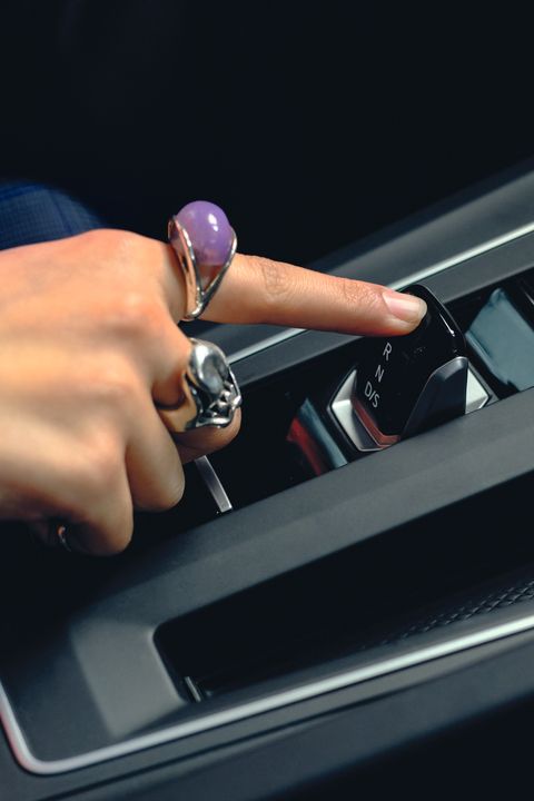 Eine Frauenhand bedient Wahlhebel der Kupplung des VW Golf GTE
