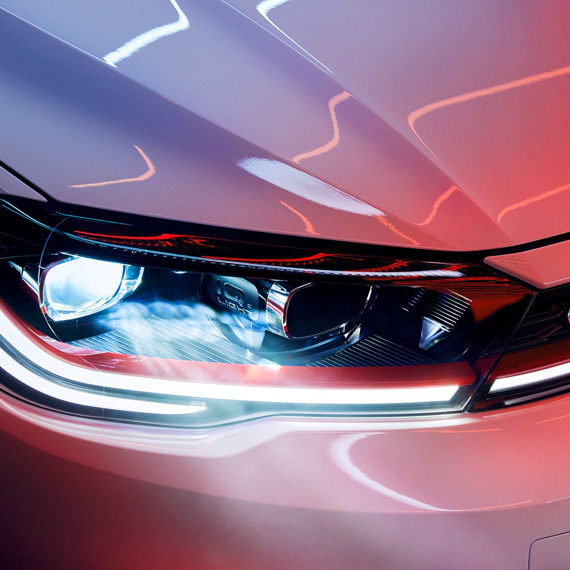 Detailaufnahme der LED-Matrix-Scheinwerfer in der Front eines VW Polo GTI in Weiß, roter Zierstreifen und GTI-Badge erkennbar.