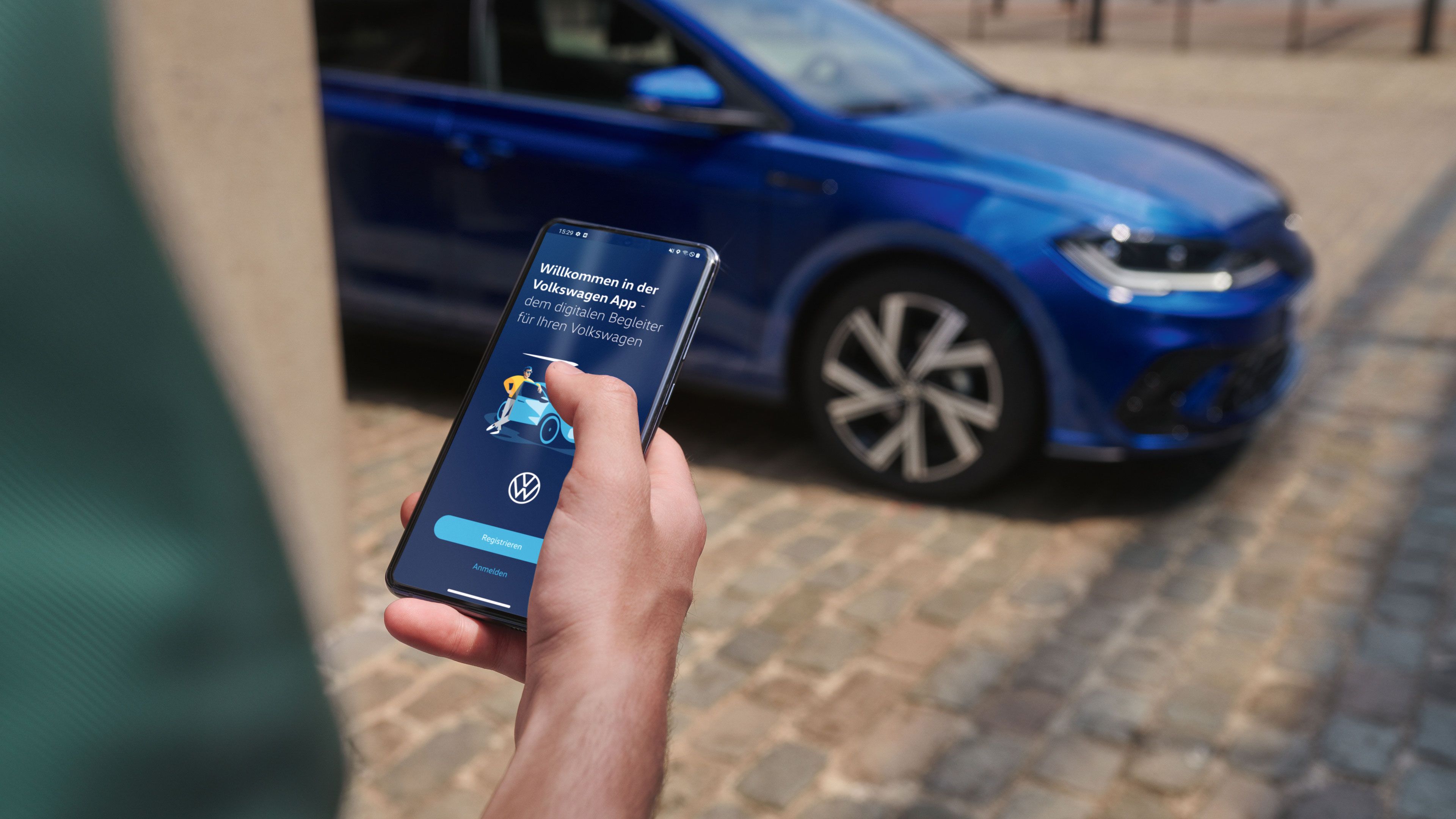 Eine Person hält ein Smartphone, auf welchem die Volkswagen App geöffnet ist 