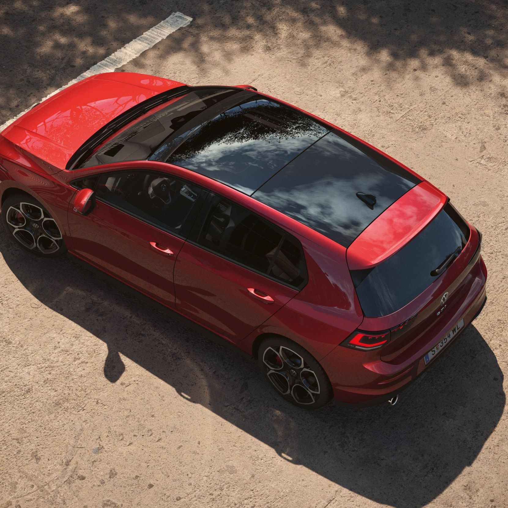 Ein roter VW Golf GTI mit Panoramadach aus der Vogelperspektive, von oben