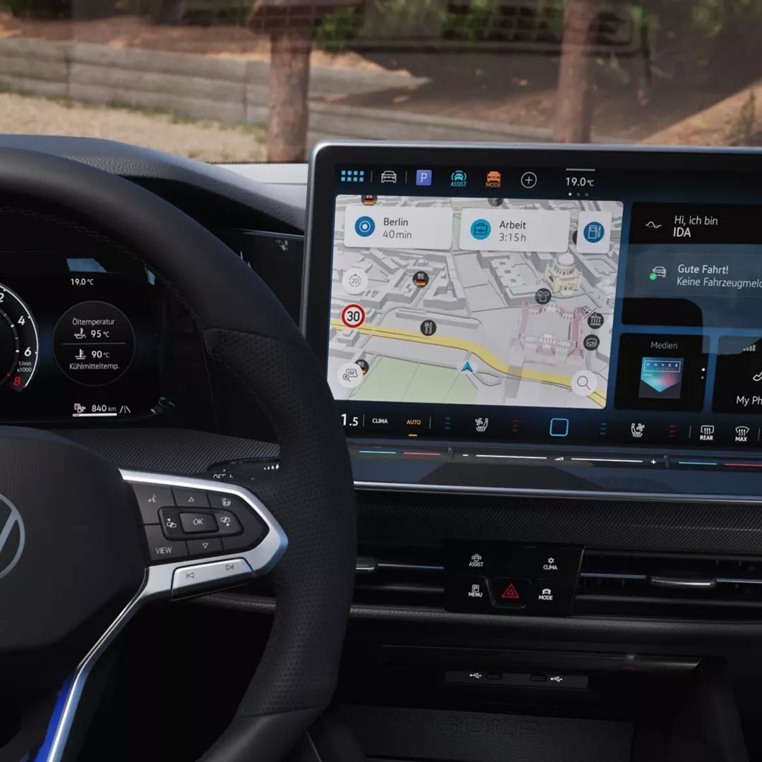 Detailansicht des Cockpits vom VW Golf GTE mit Navigationssystem "Discover" und Infotainmentsystem mit 32-cm Display 