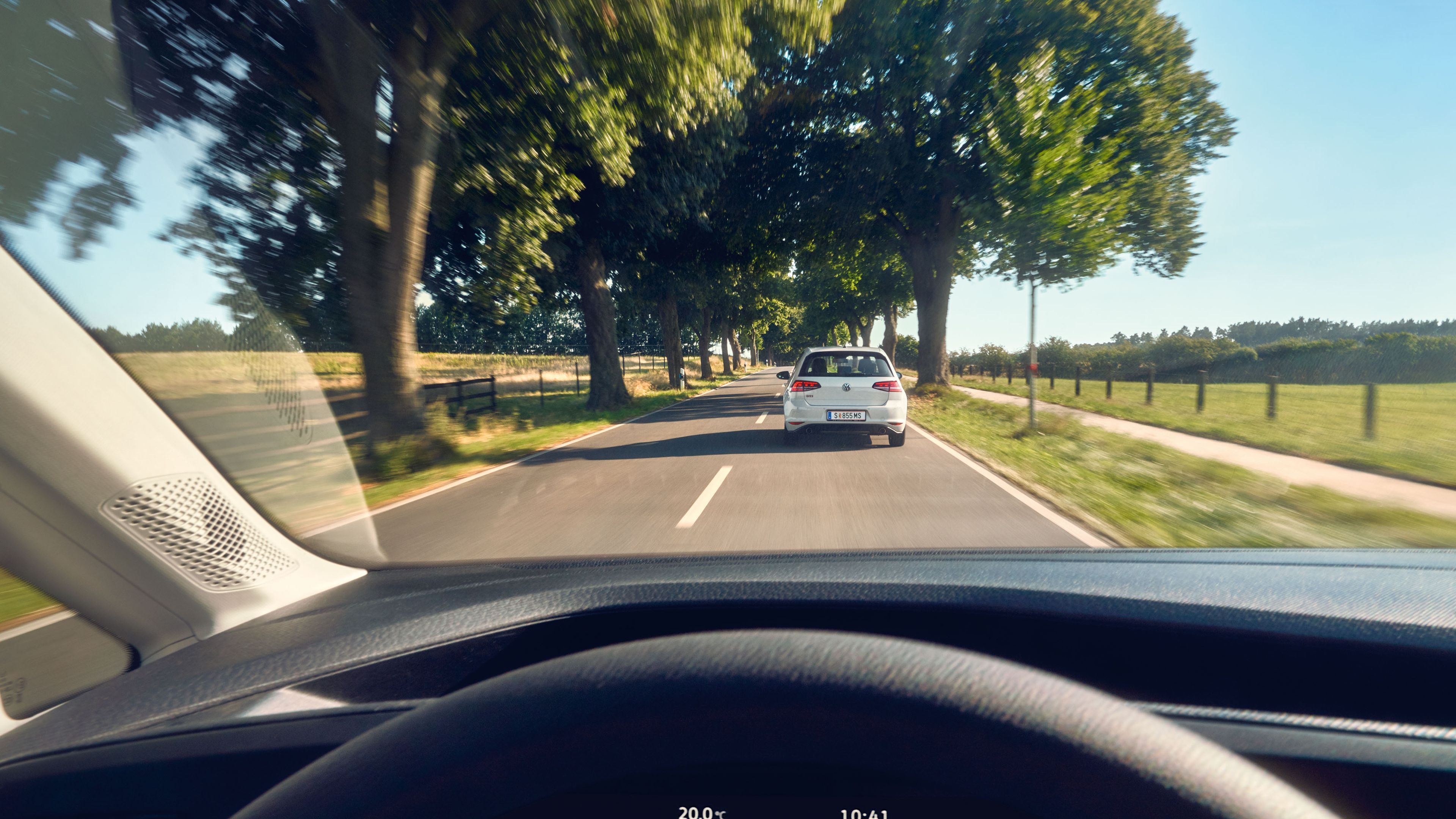 Ein VW Caddy fährt auf einer Landstraße hinter einem VW Golf.