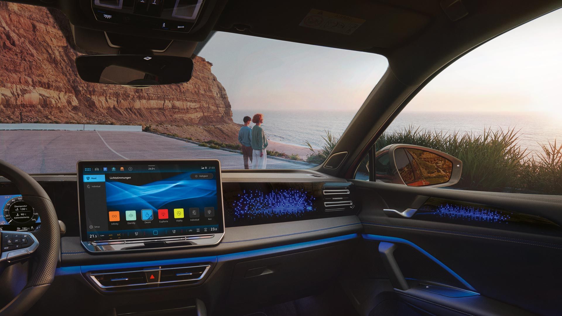 Farbdisplay zeigt Einstellungen des Ambientelichts, Innenraum des VW Tiguan ist blau beleuchtet.
