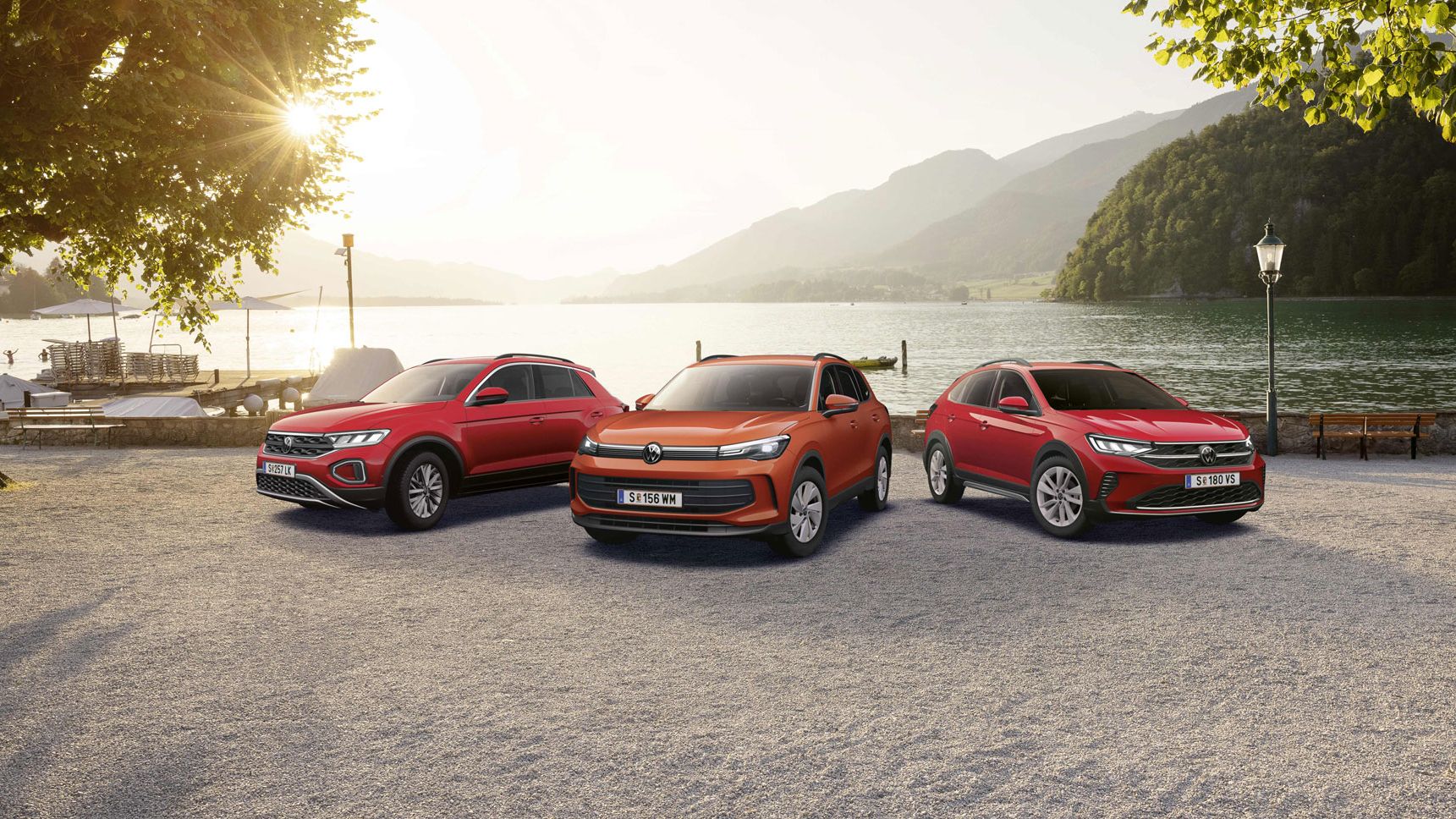 Die Volkswagen Friends Sondermodelle stehen geparkt vor den Wolfgangsee