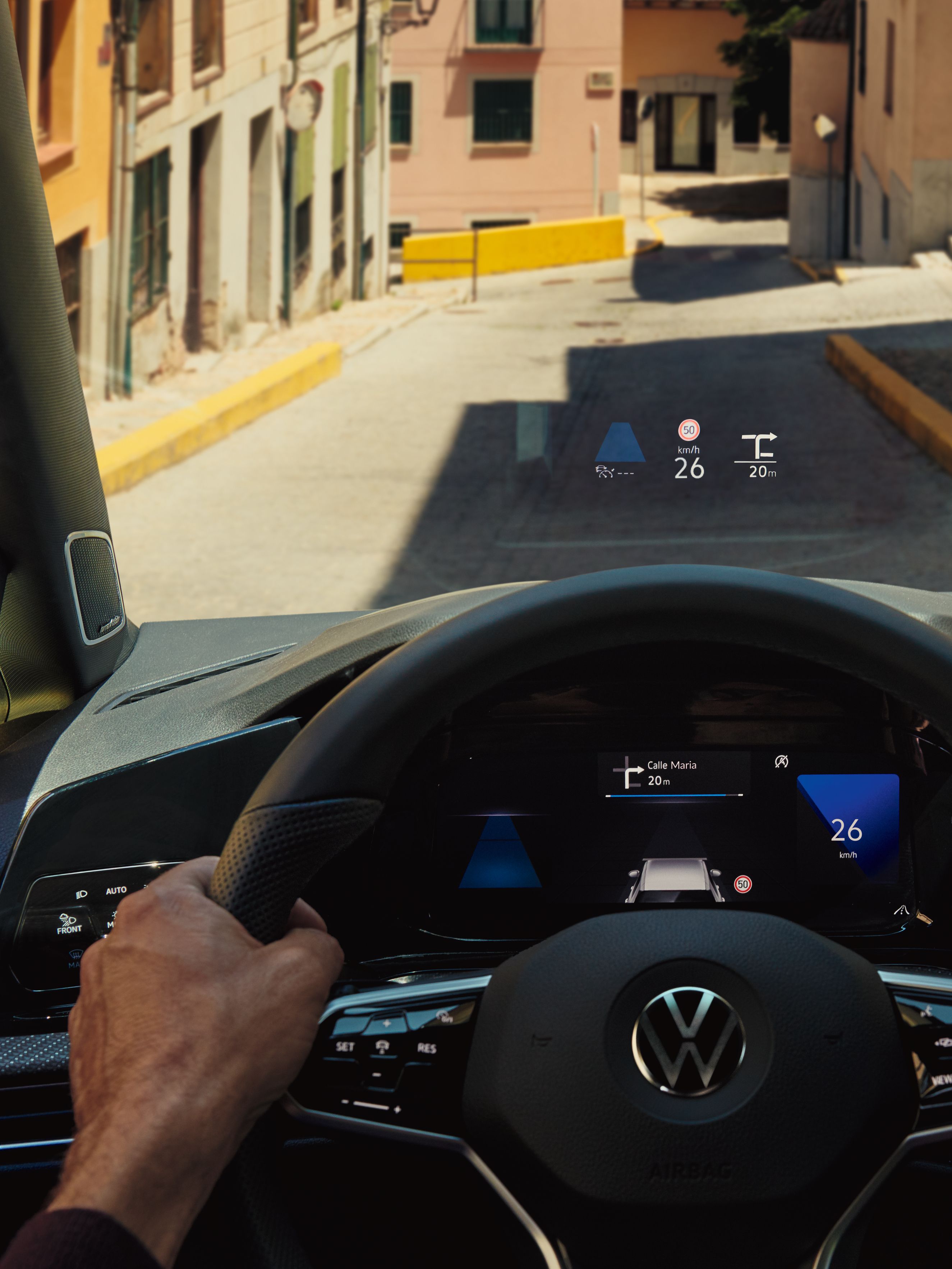 VW Golf Digital Cockpit während der Fahrt mit Head-Up-Display