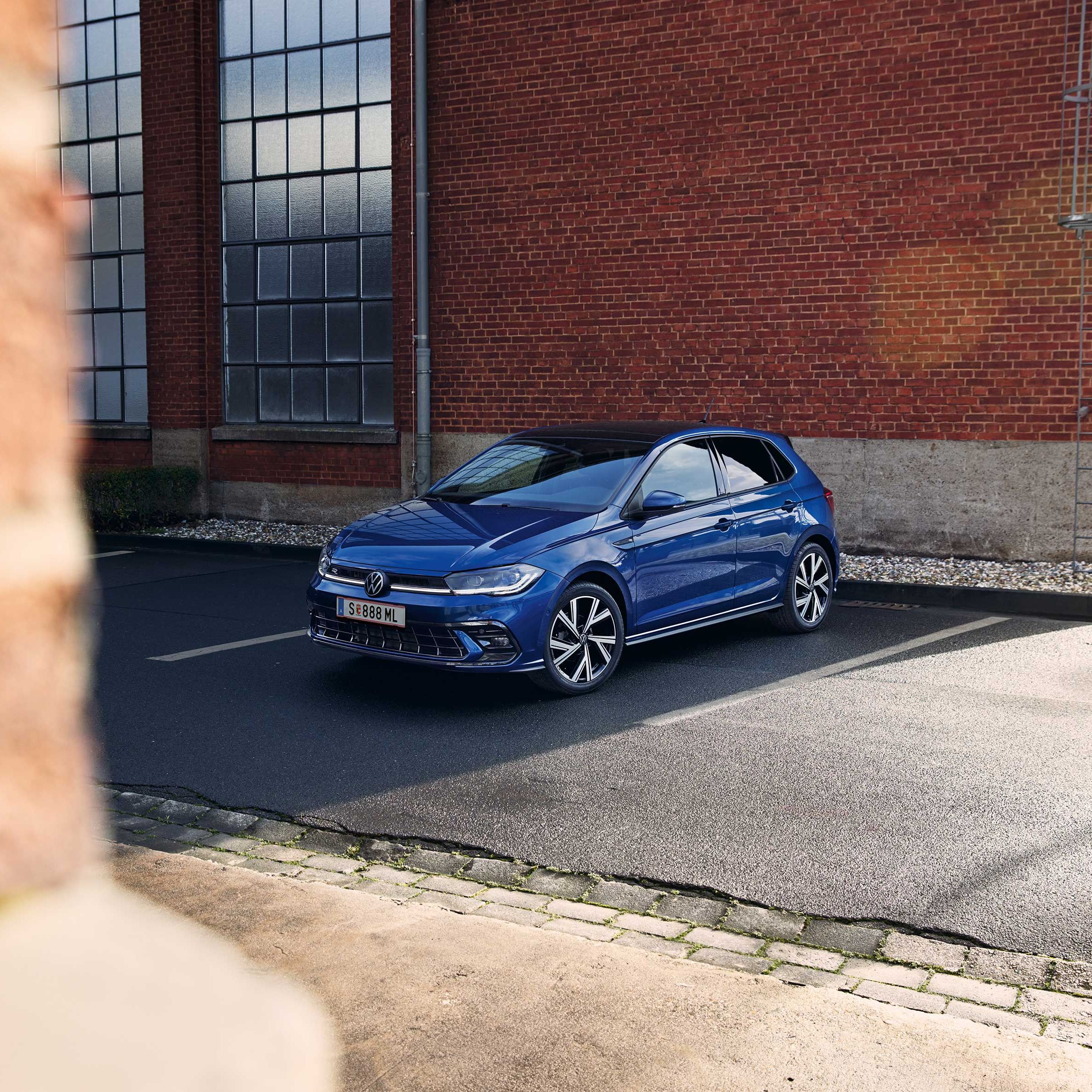 Front- und Seitenansicht eines blauen VW Polo
