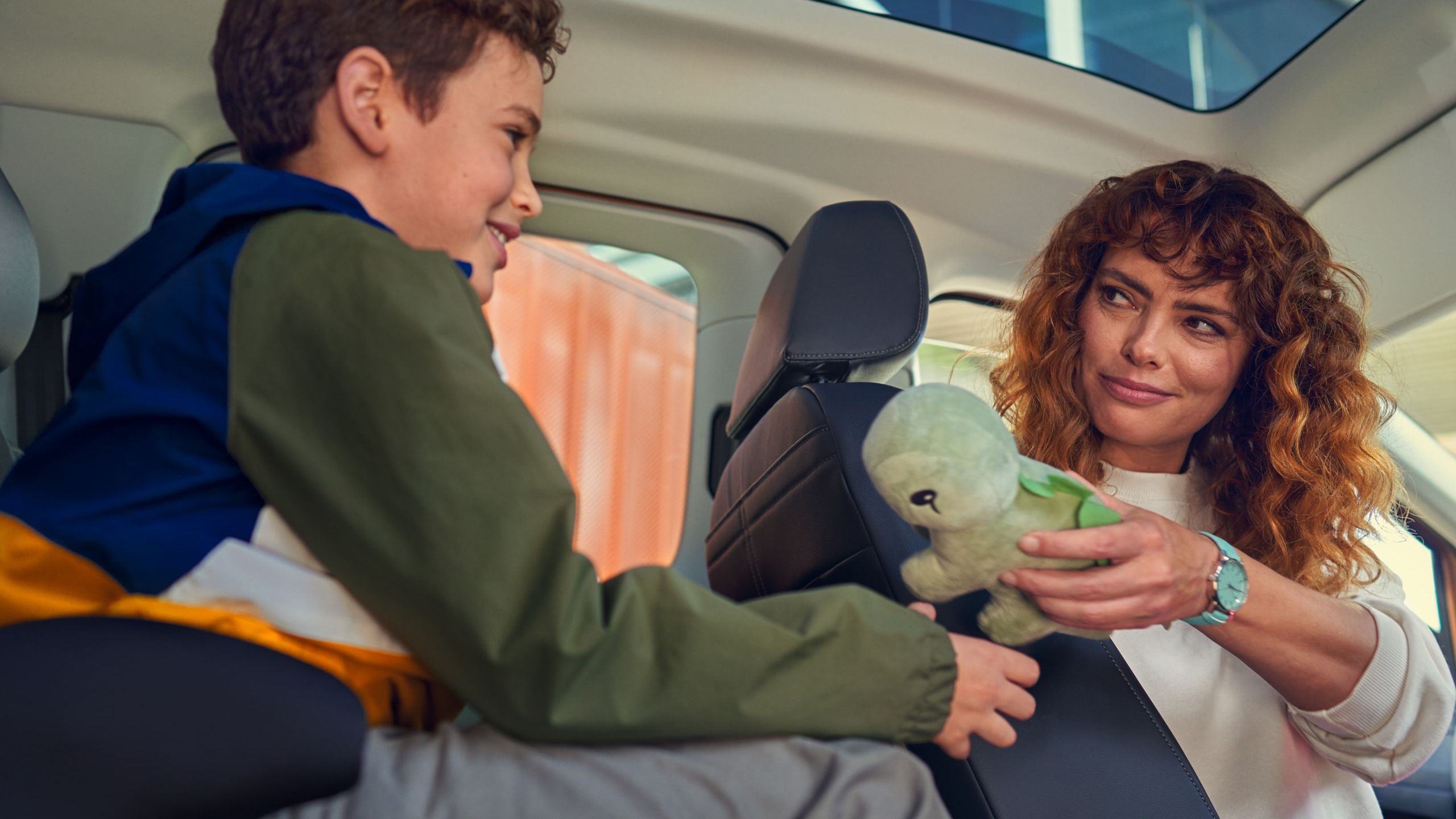 Eine Mutter mit ihrem Sohn im neuen VW Caddy California