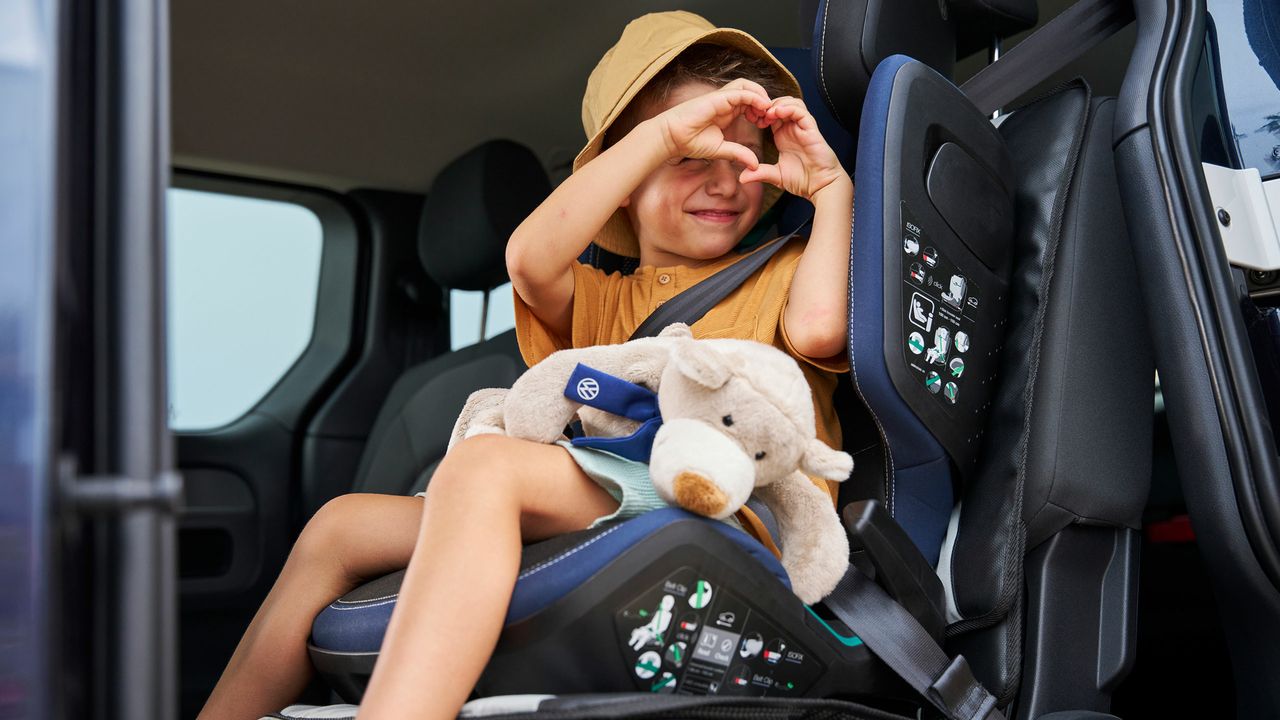 Ein Kind sitzt in einem VW Kindersitz