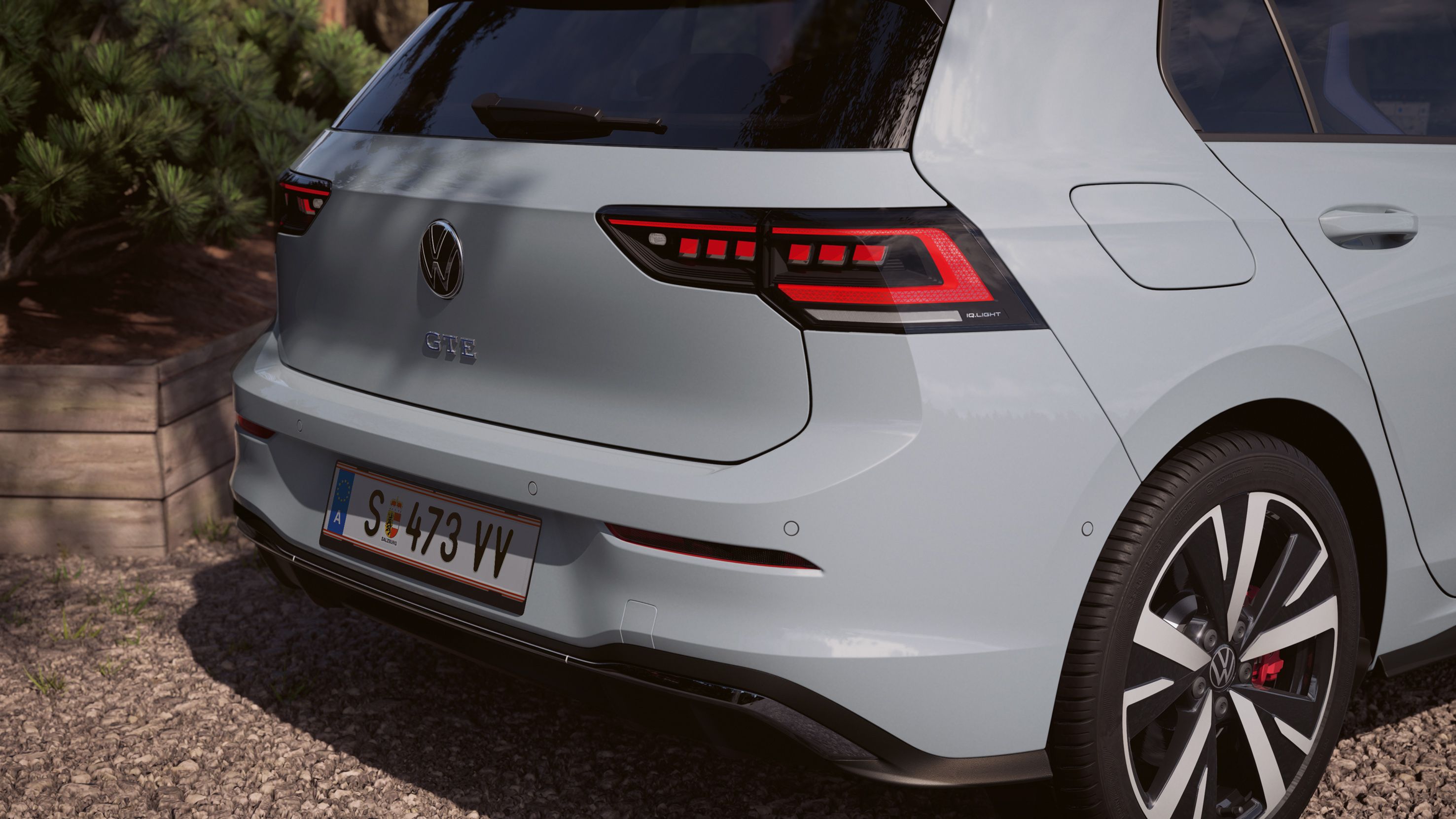 IQ. LIGHT Rückbeleuchtung eines grauen VW Golf GTE