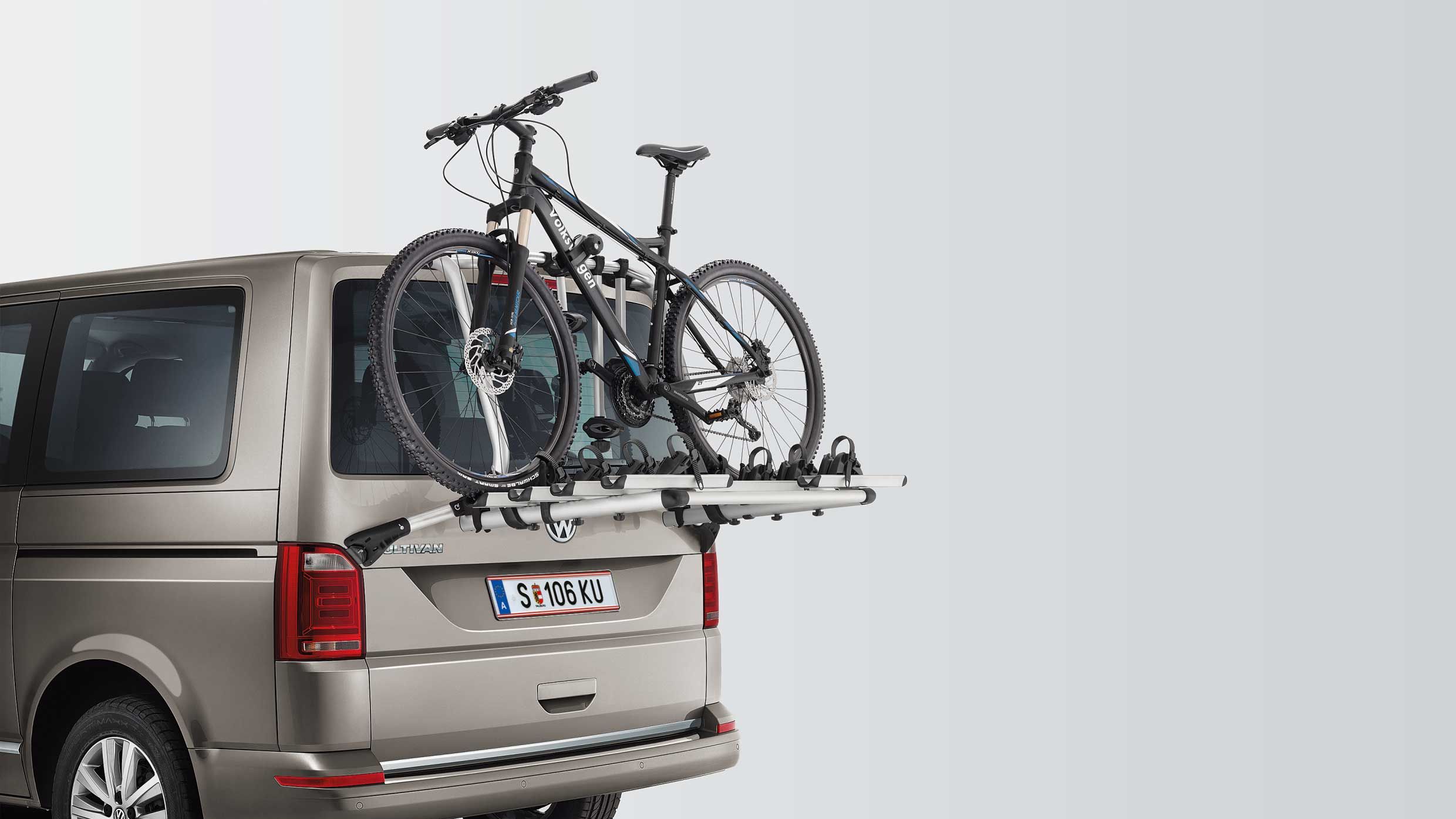 VW Nutzfahrzeug mit Fahrrad Heckträger