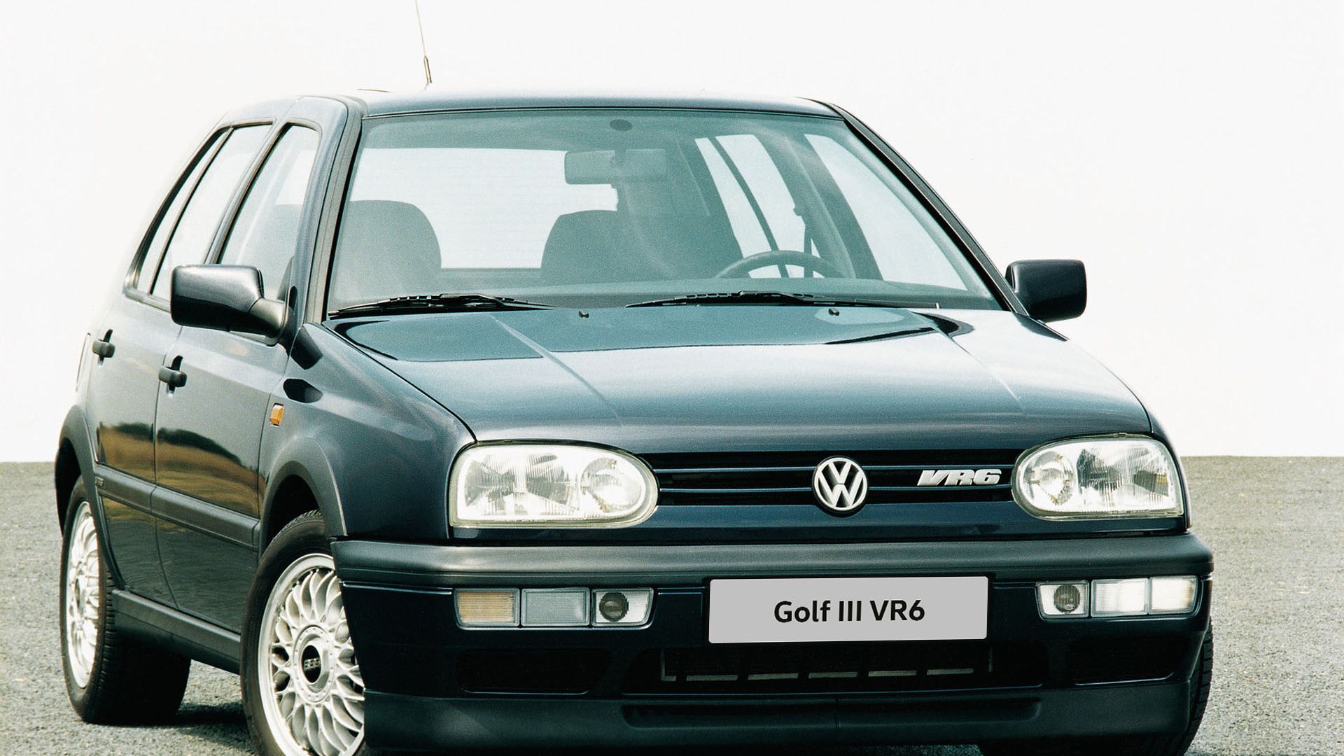 Der VW Golf 3 VR6 in schwarz schräg von vorne