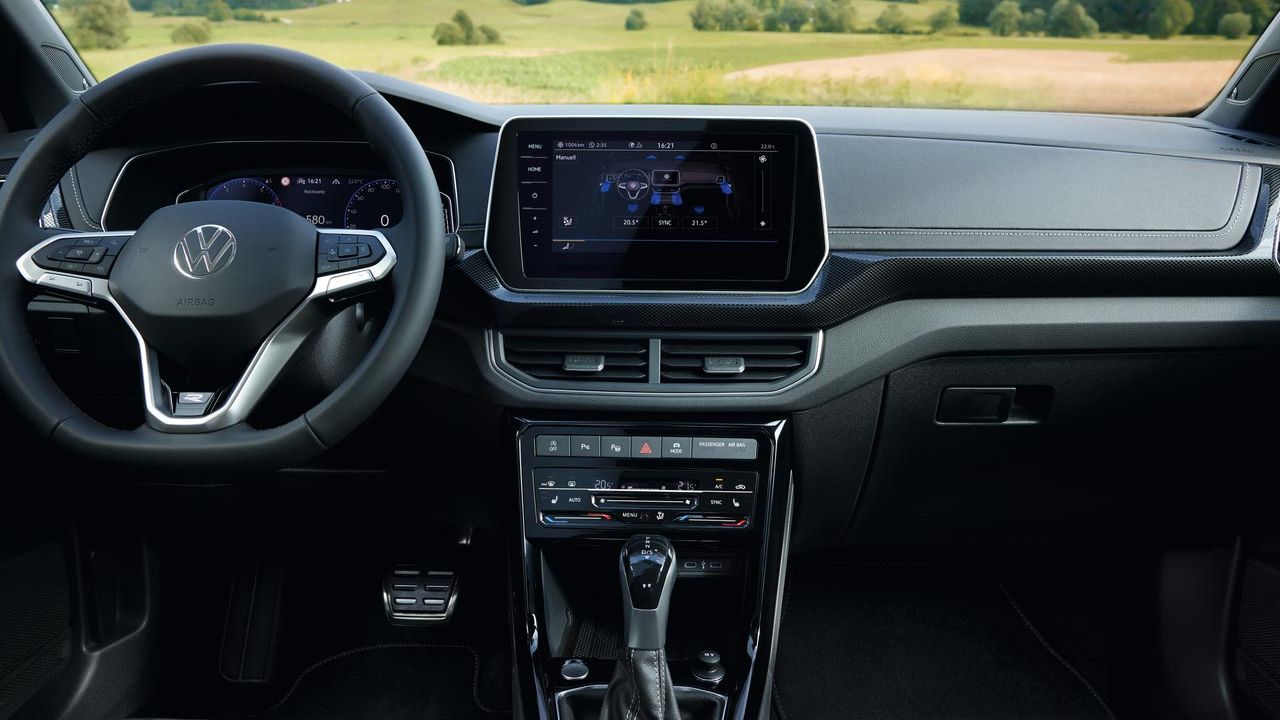 Blick auf die Mittelkonsole mit Bildschirm, Klimaanlage und Gangschaltung des VW T-Cross