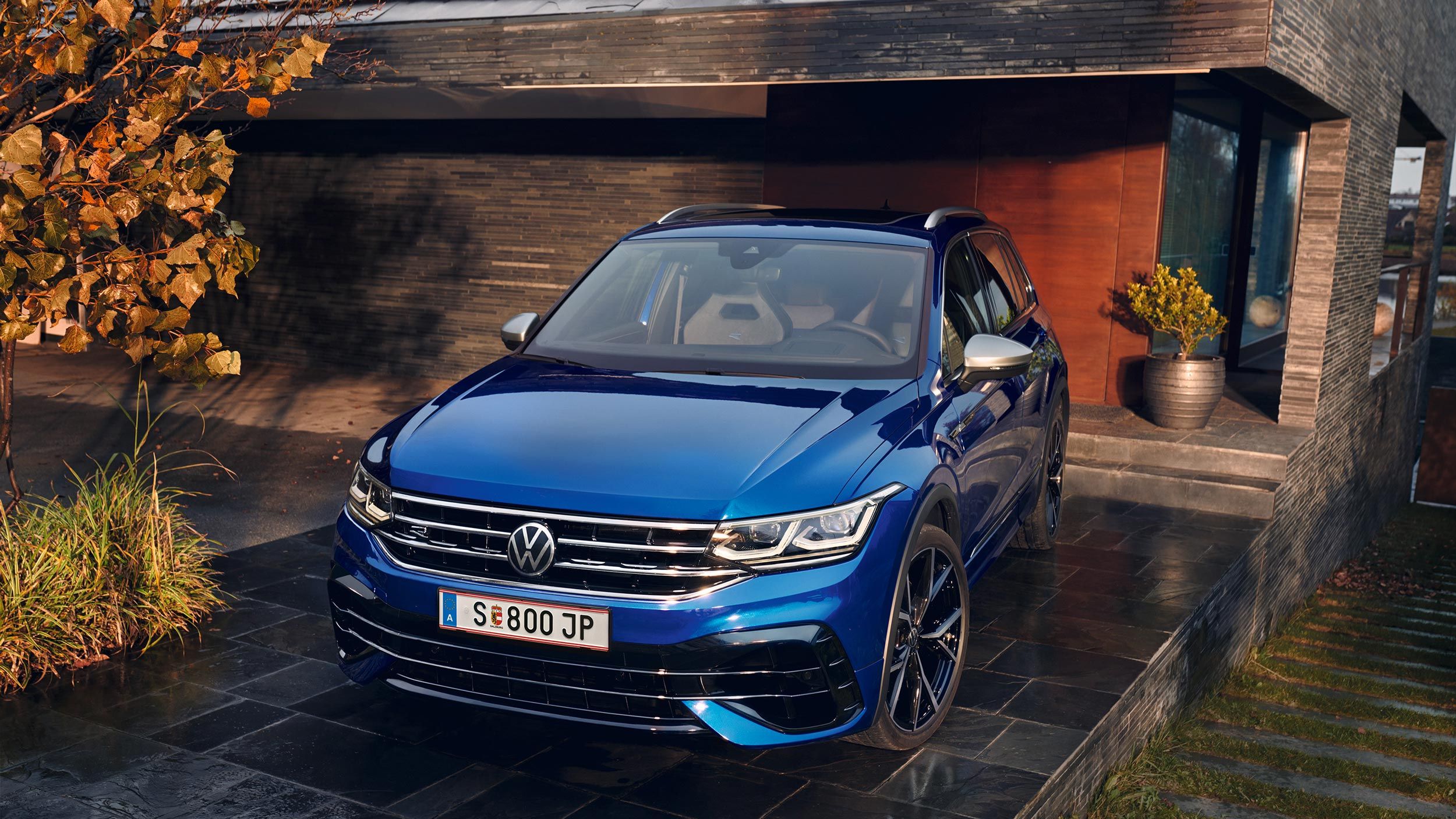 Ein blauer VW Tiguan R steht in einer Garage – jetzt konfigurieren