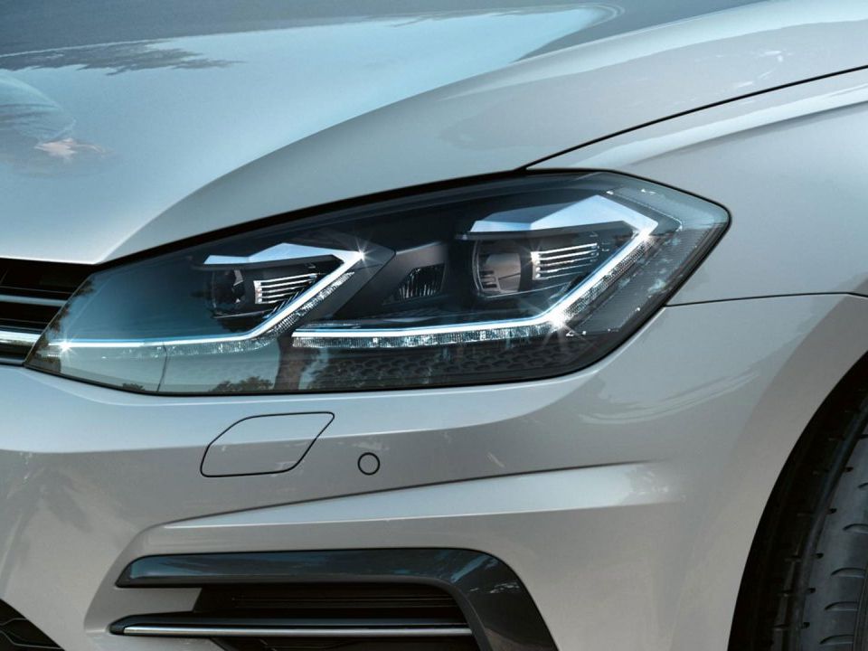 VW Golf Variant Vorgängermodell silber Exterieur Detail LED-Scheinwerfer