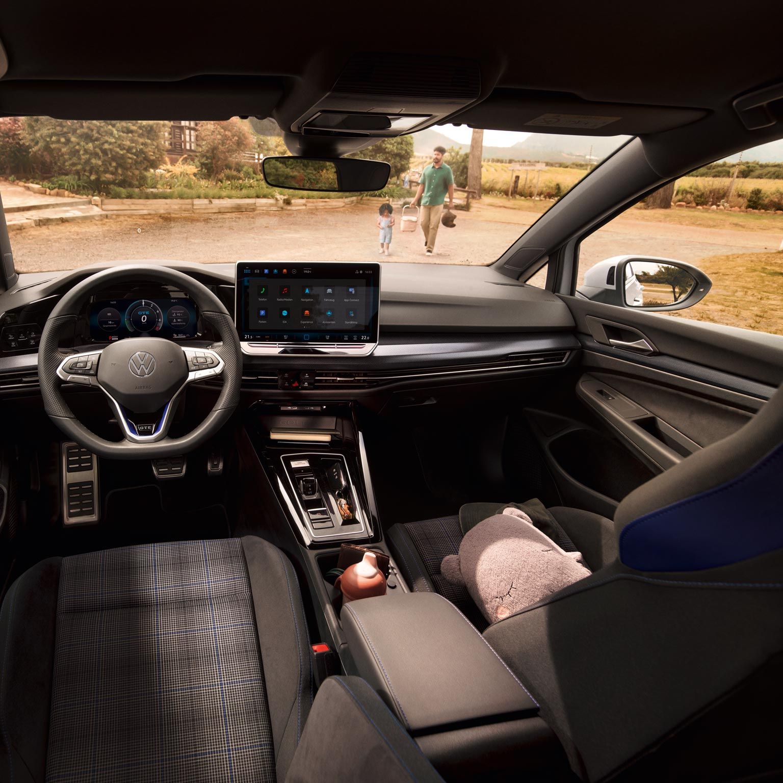 Lenkrad, Sitz, Mittelkonsole und Infotainment des VW Golf GTE