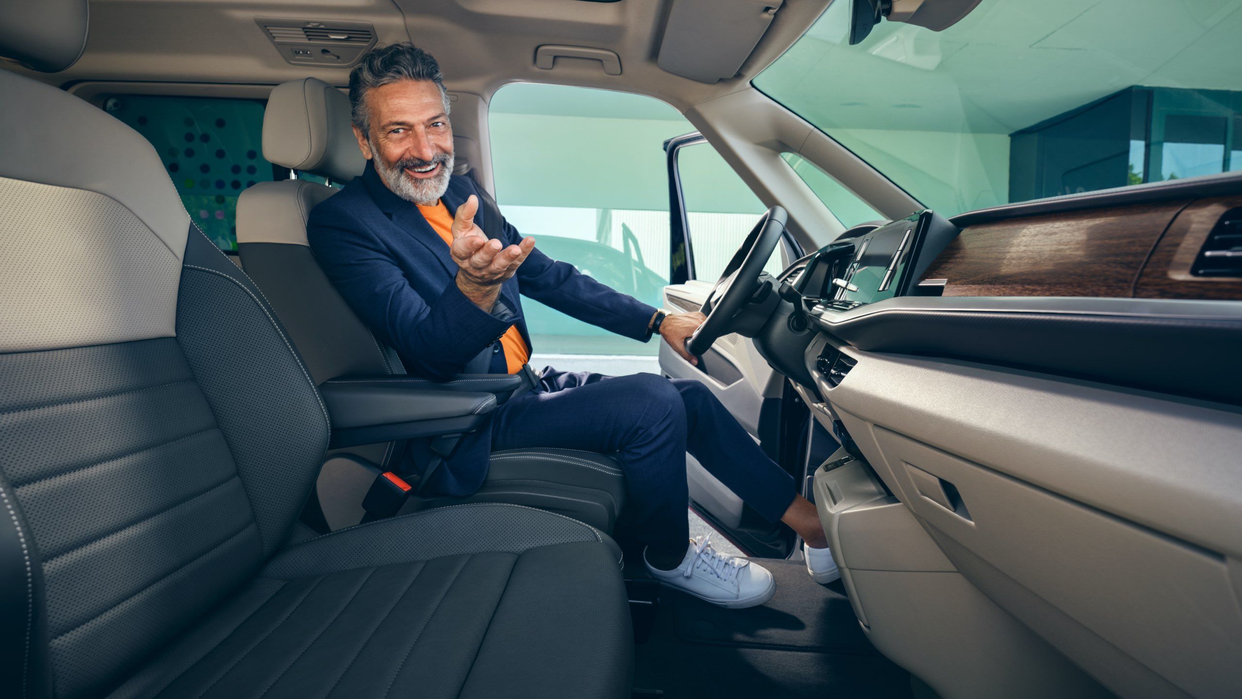 Ein Mann sitzt auf dem Fahrersitz des neuen VW Multivan T7 2021.