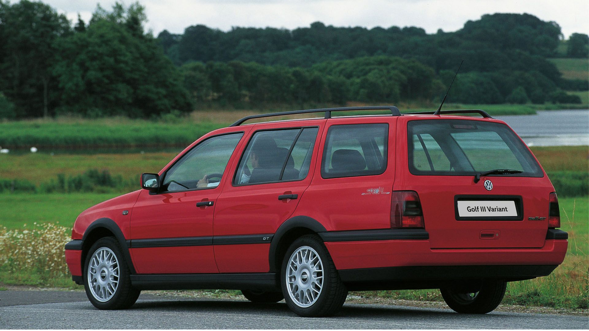 Der VW Golf 3 Variant in rot schräg von hinten