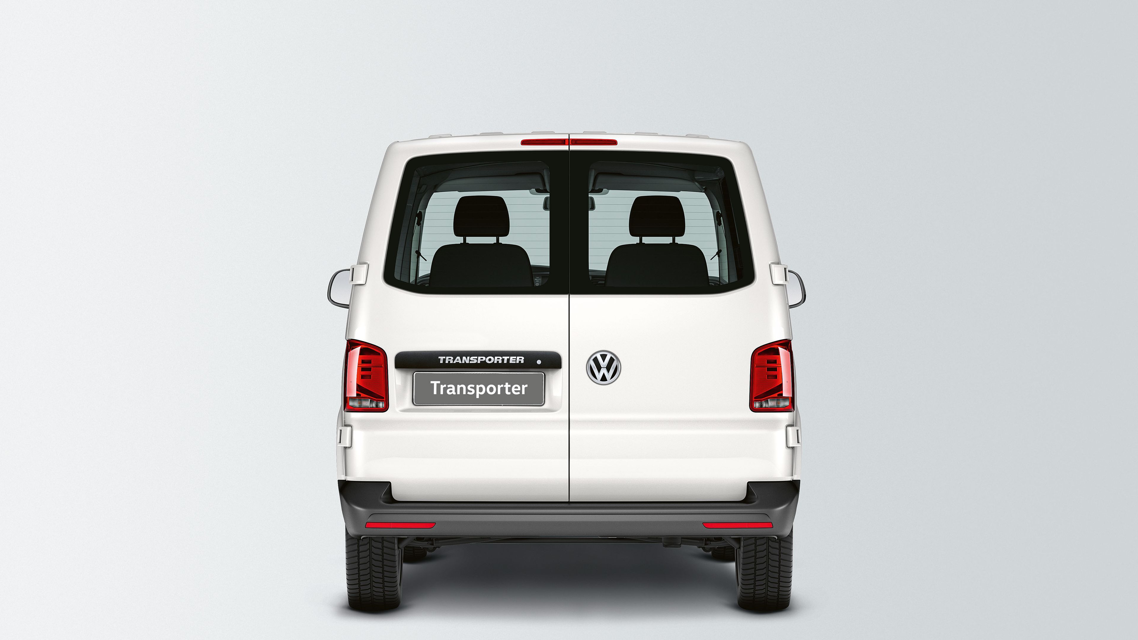 Ein VW Transporter 6.1 Kastenwagen mit Heckflügeltüren mit Fenster ist von hinten zu sehen 