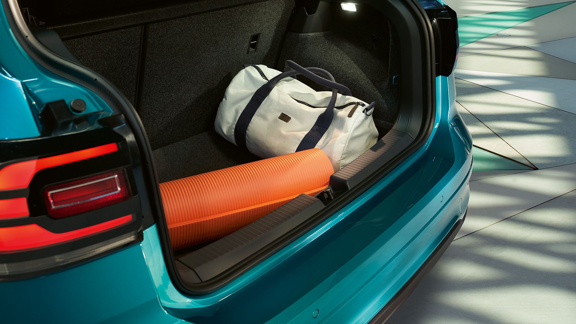 Beladener Kofferraum mit einer Sporttasche und Sportmatte 