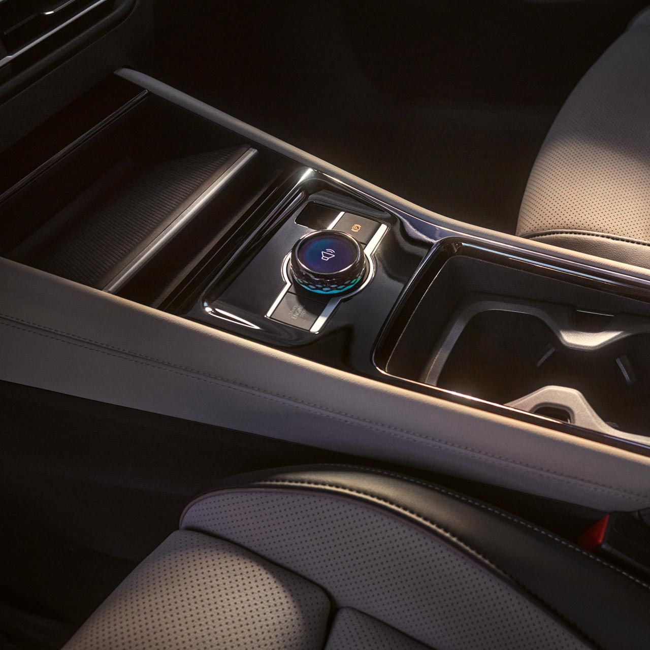 Detailansicht im Innenraum des VW Tiguan mit Fokus auf die Mittelkonsole mit dem Fahrerlebnisschalter.