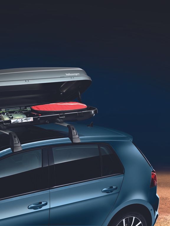 Volkswagen Dachbox montiert auf einem blauen VW