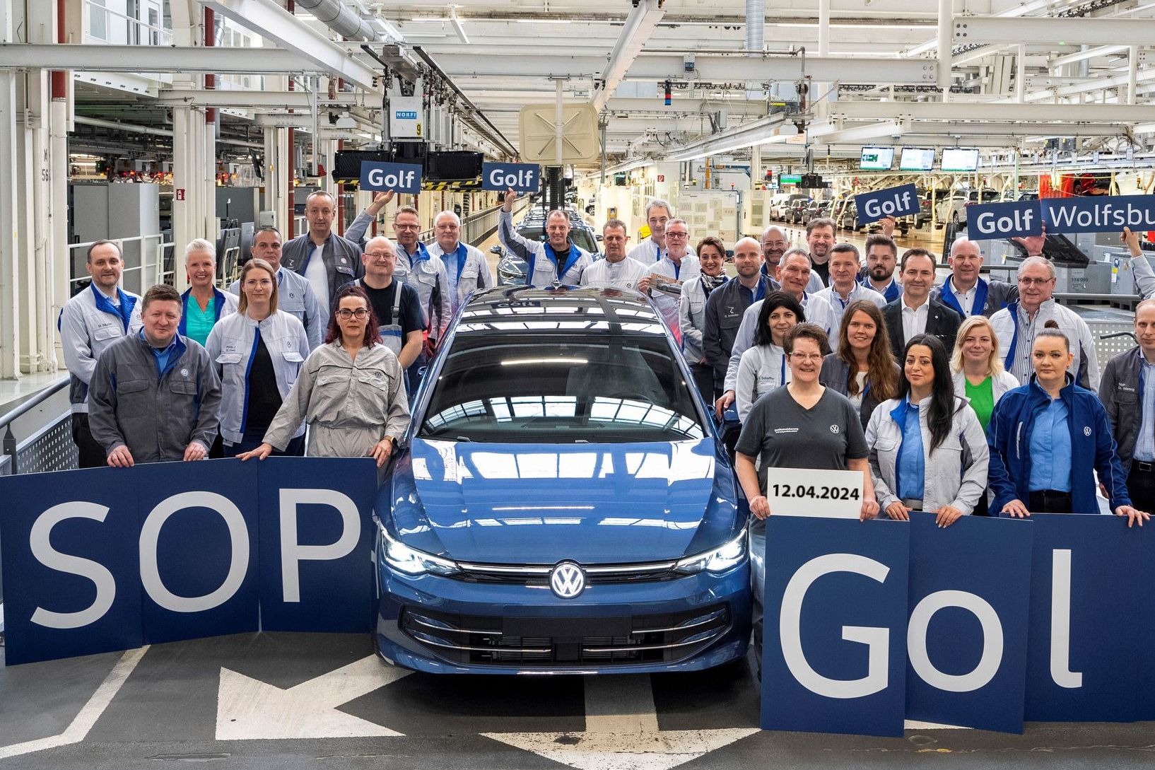 Der erste neue VW Golf 8 geht vom Band. Die Mitarbeiter jubeln. 