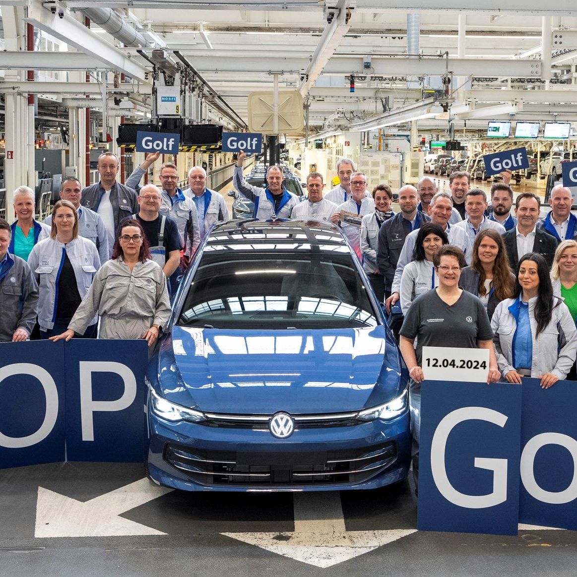 Der erste neue VW Golf 8 geht vom Band. Die Mitarbeiter jubeln. 