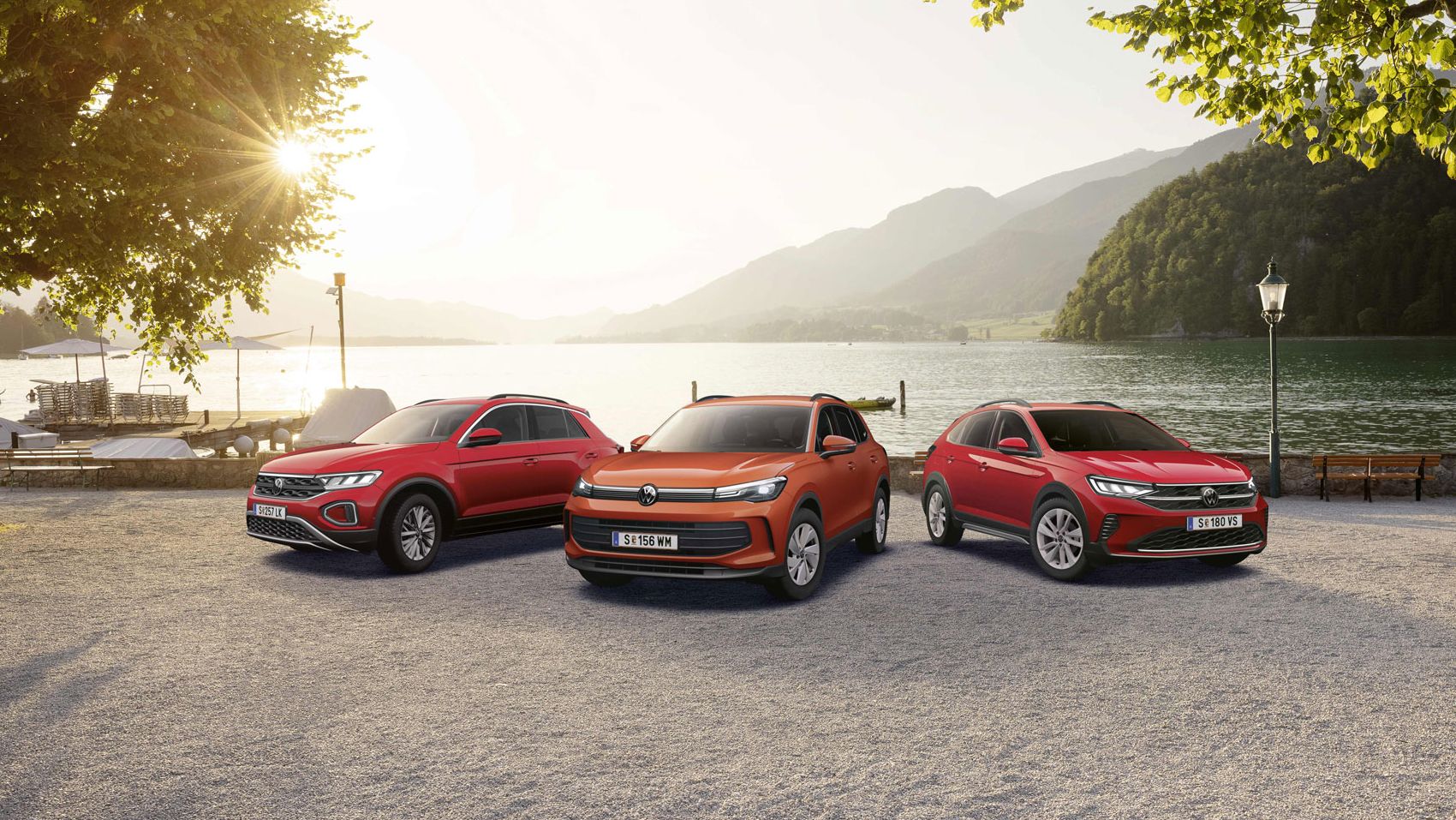 Die Volkswagen Friends Sondermodelle stehen geparkt vor den Wolfgangsee