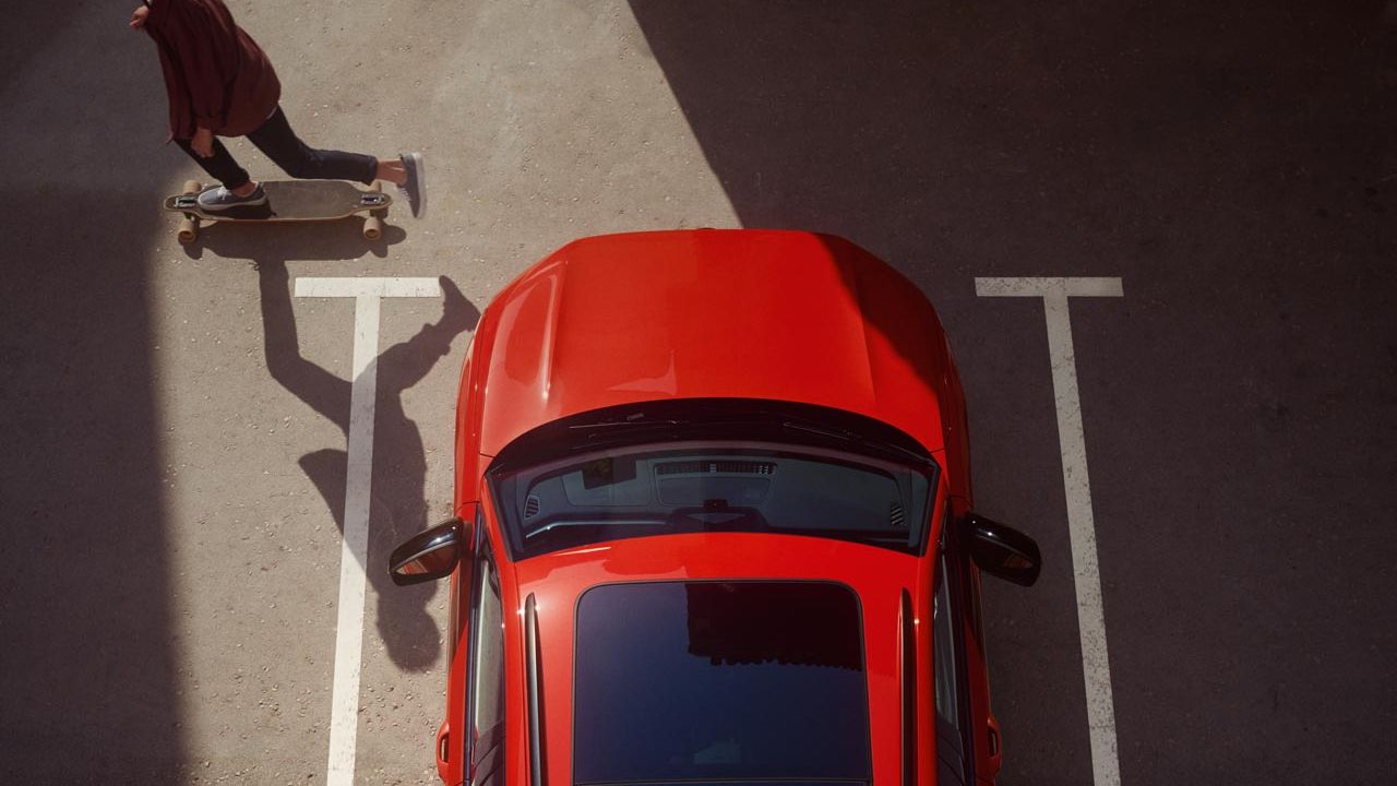 Topshot eines roten VW Tiguan