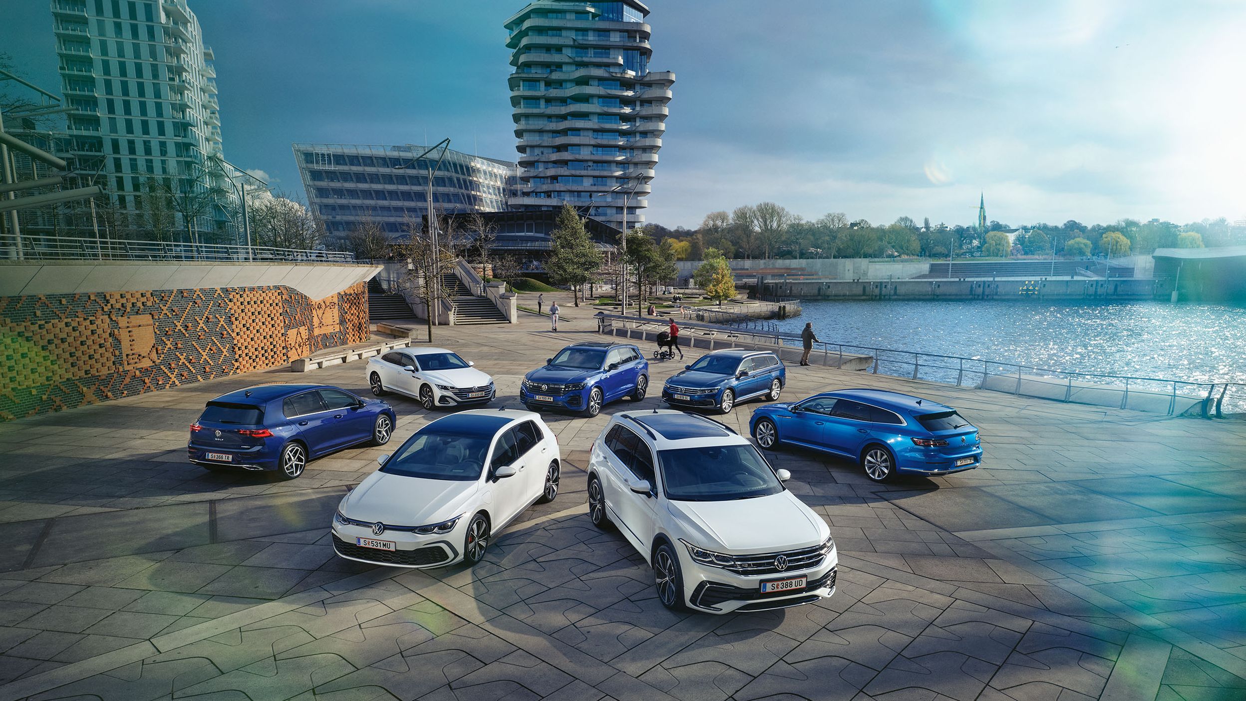 7 VW Hybridautos geparkt am Hafen