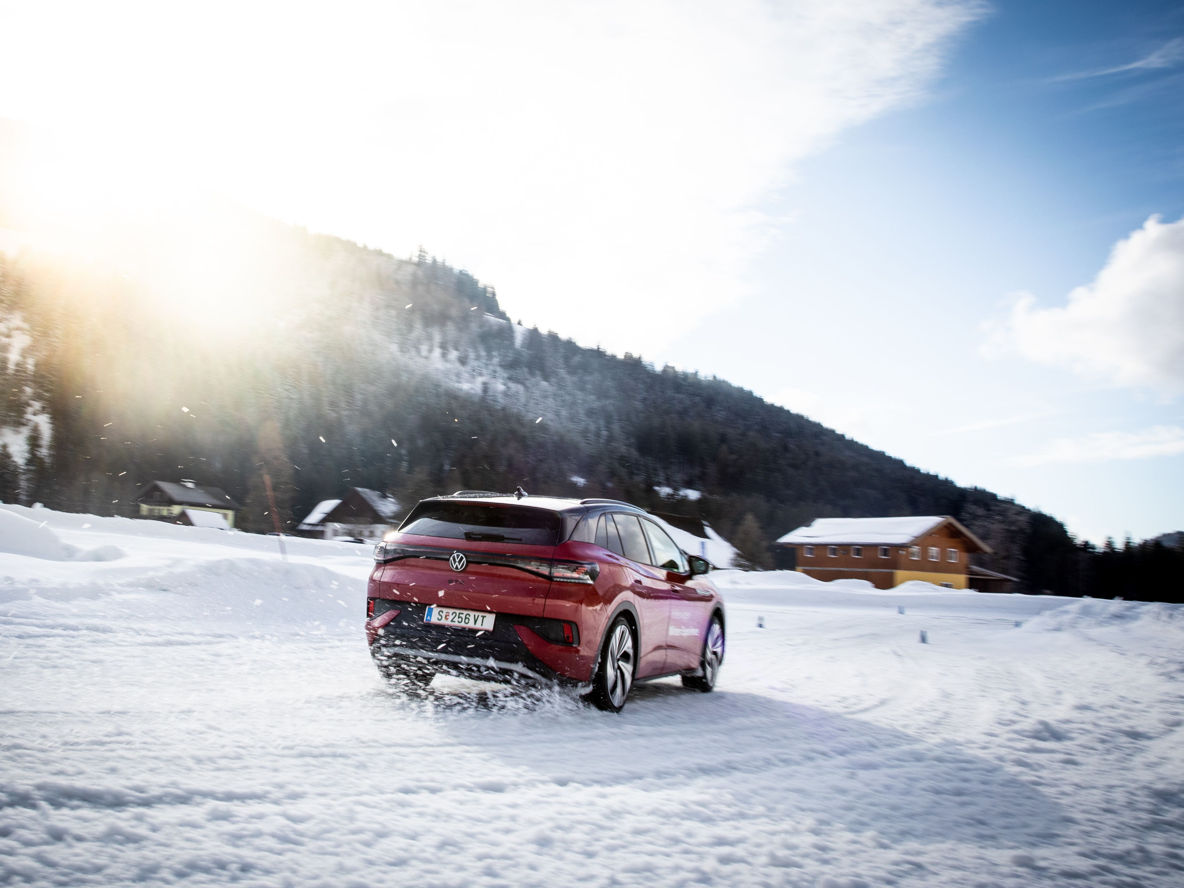 VW ID.4 GTX Elektro SUV Allradantrieb im Schnee