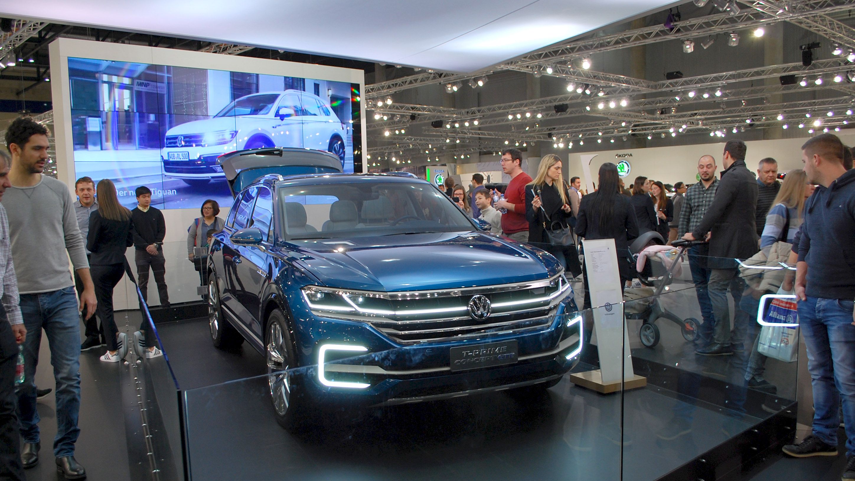 VAS-2018-VW-Volkswagen-T-Prime-Concept-SUV-blau-Premiere