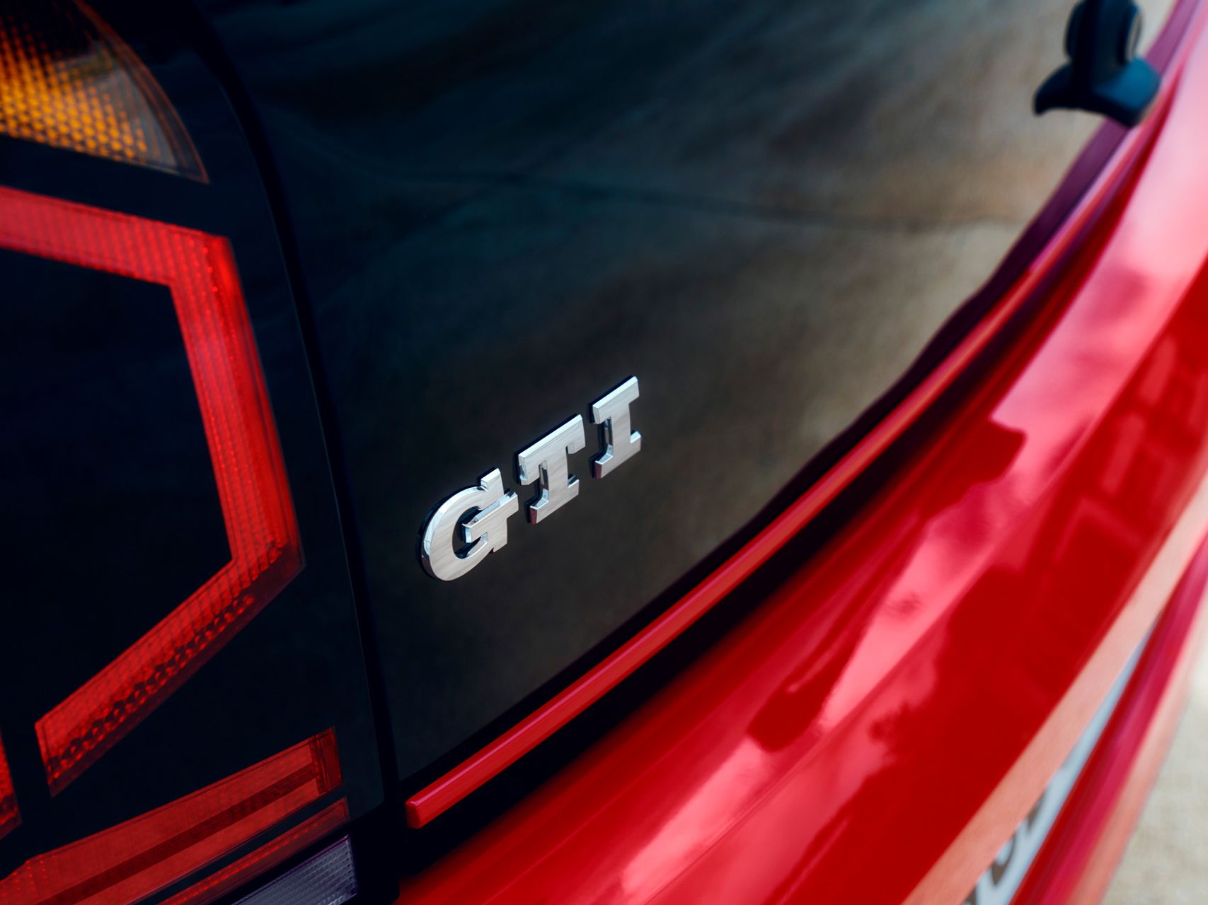 Detailansicht des GTI Schriftzugs vom VW up! GTI