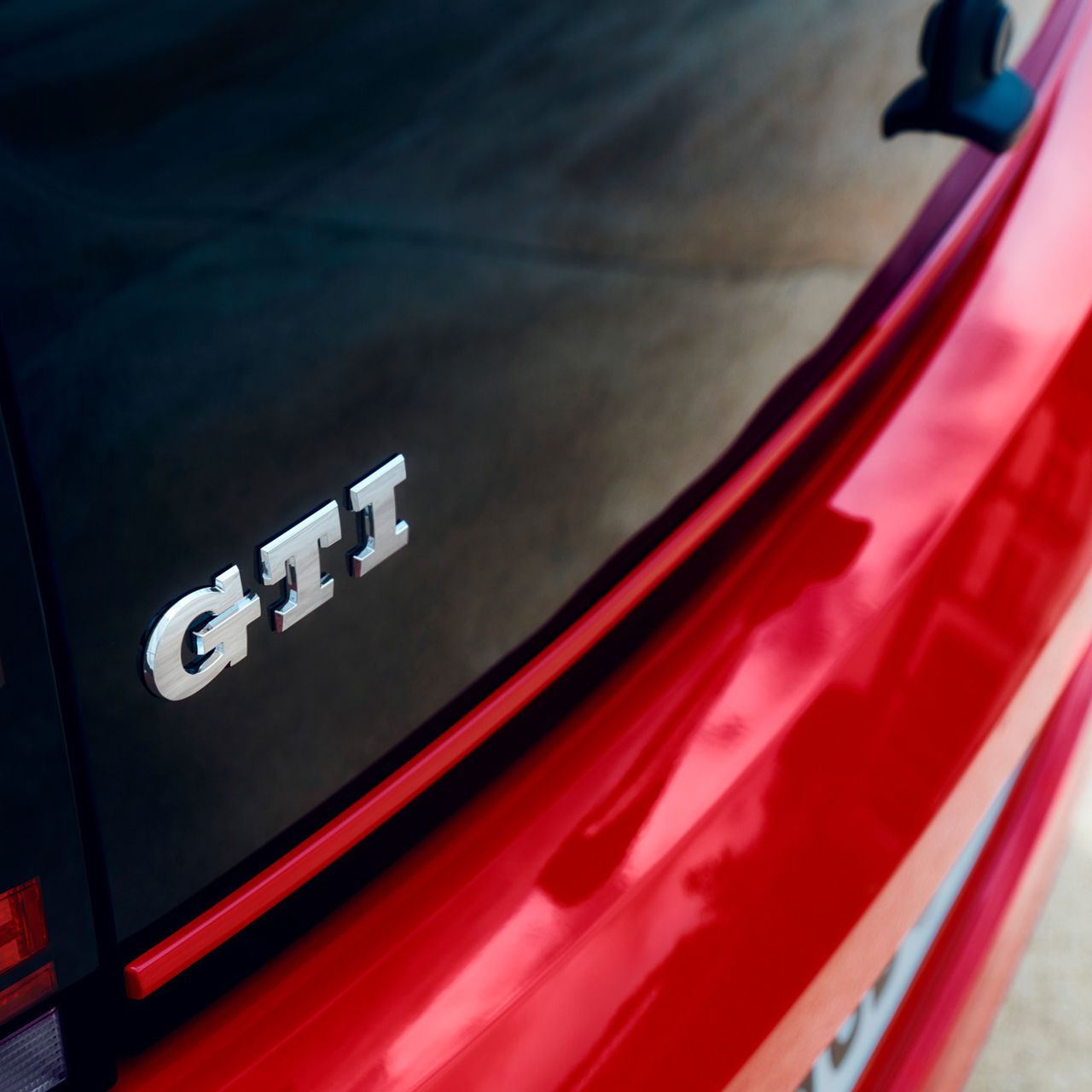 Detailansicht des GTI Schriftzugs vom VW up! GTI