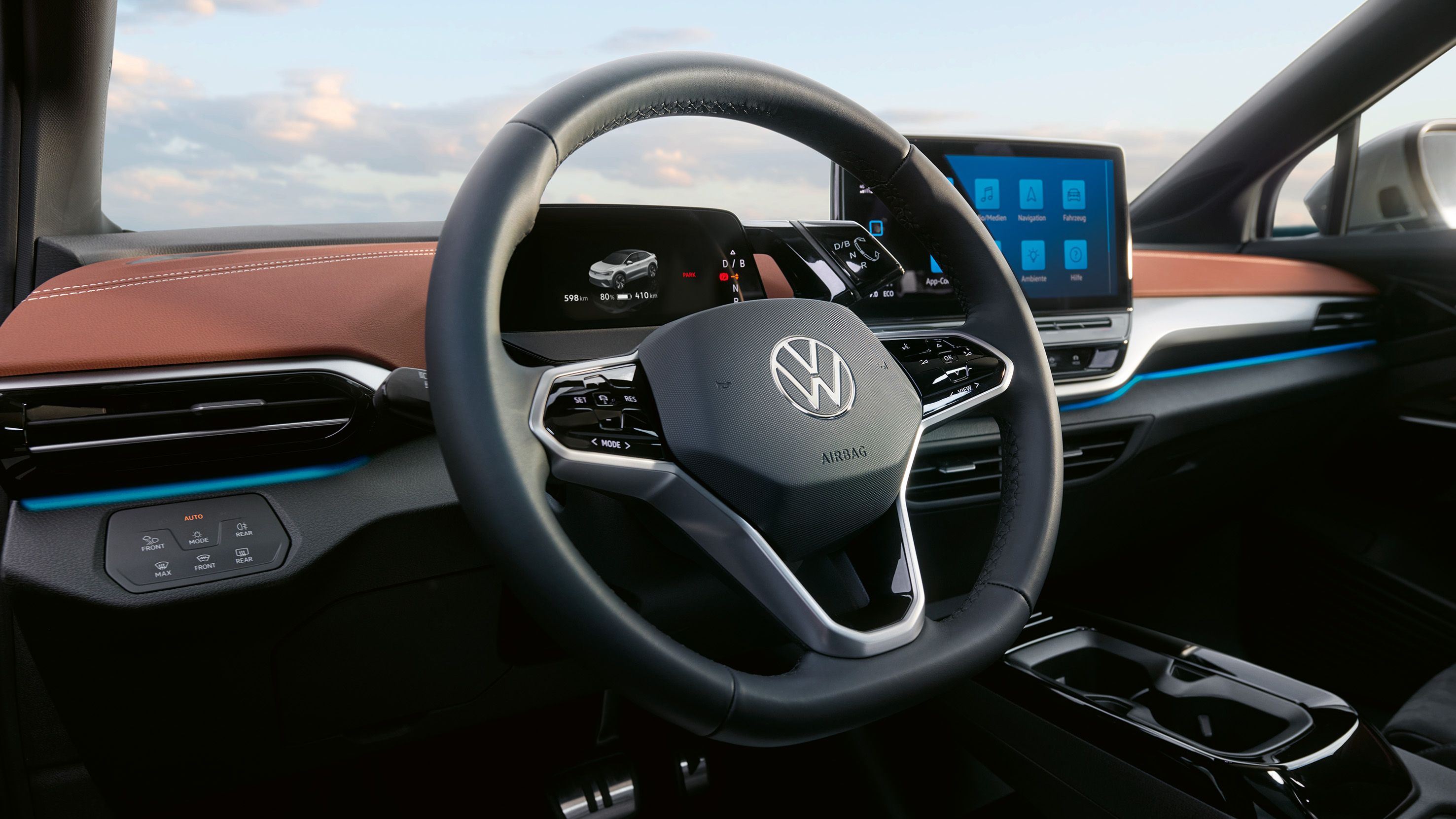 Seitlicher Blick auf das Multifunktionslenkrad, die Instrumententafel und das Infotainment-System eines VW ID.5