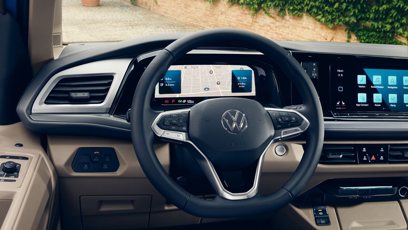 Das Multifunktionslederlenkrad und das digitale Cockpit im neuen VW Multivan T7 2021.
