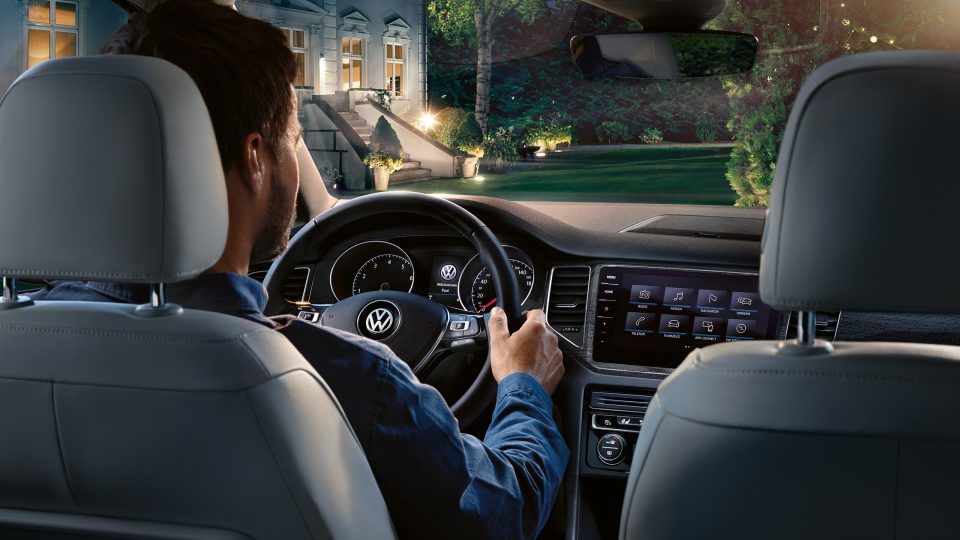VW Golf Sportsvan Interieur Cockpit mit Fahrer
