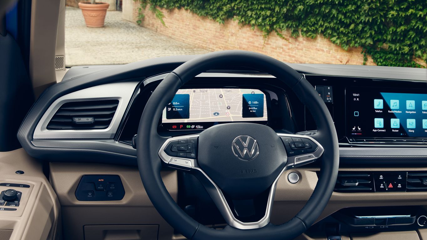 Das Multifunktionslederlenkrad und das digitale Cockpit im neuen VW Multivan T7 2021.