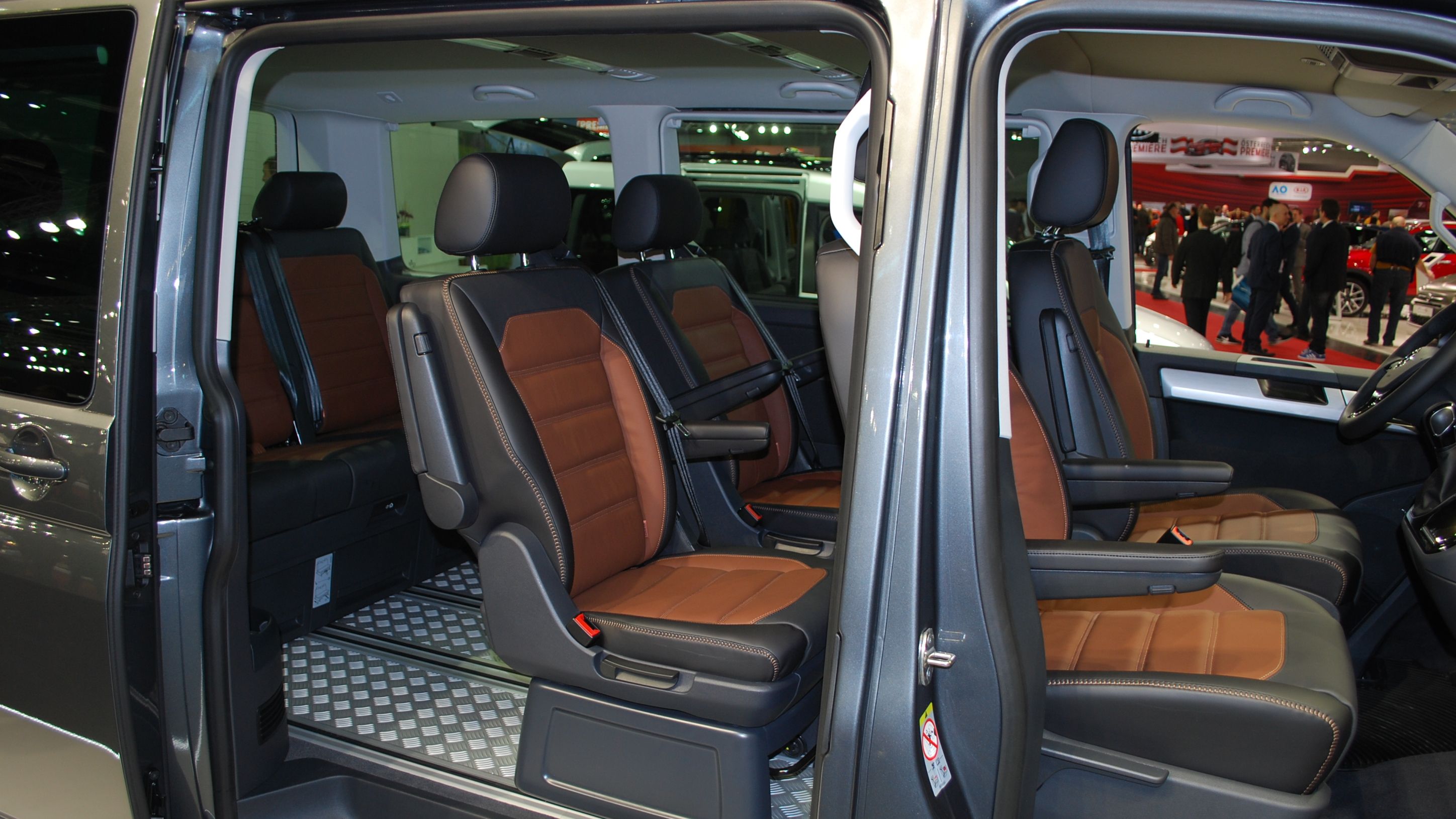 Innenraum des VW Multivan Panamericana mit Ledersitzen