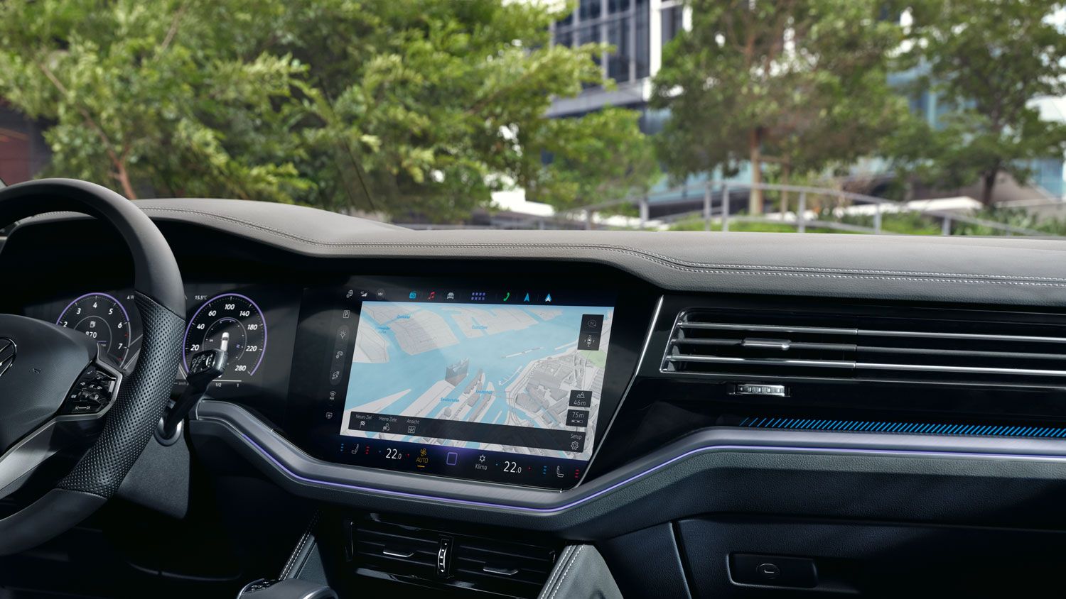 Blick auf das Navigationssystems des VW Touareg R-Line. 